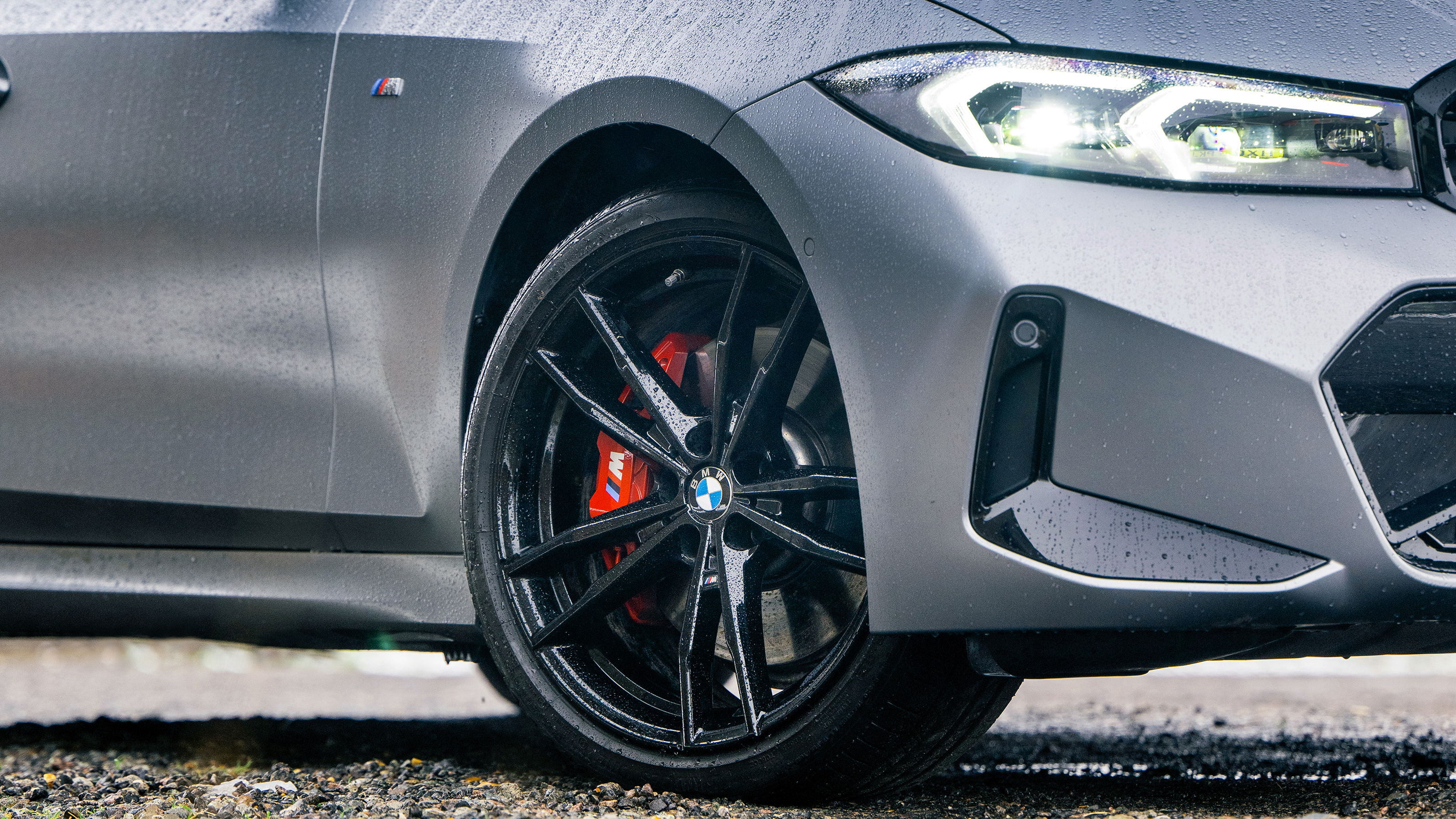 BMW M340i xDrive Touring - front wheel