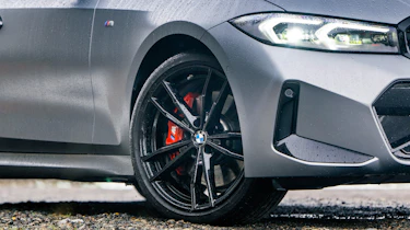 BMW M340i xDrive Touring - front wheel