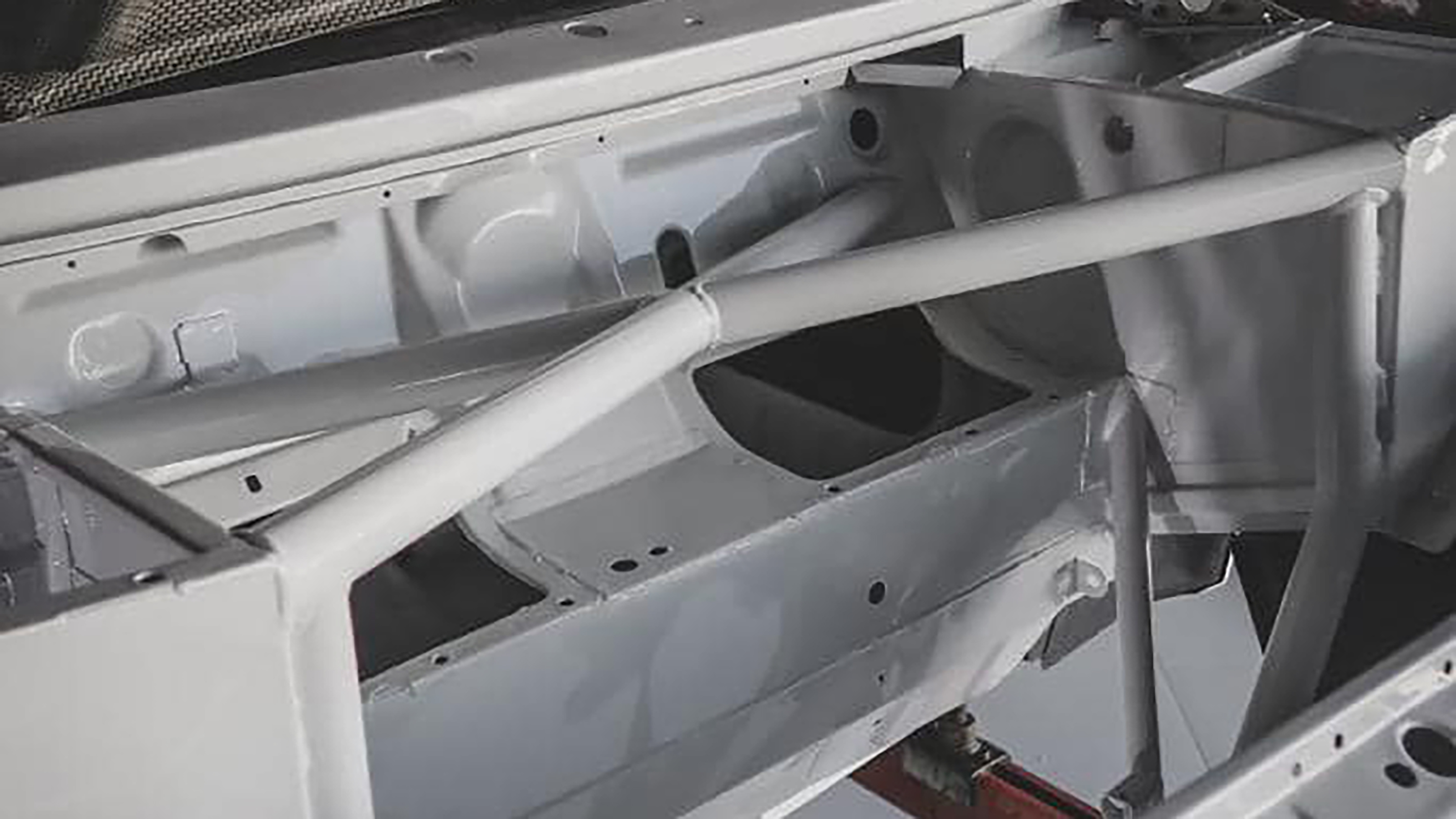 MST Metro 6R4 - roll cage