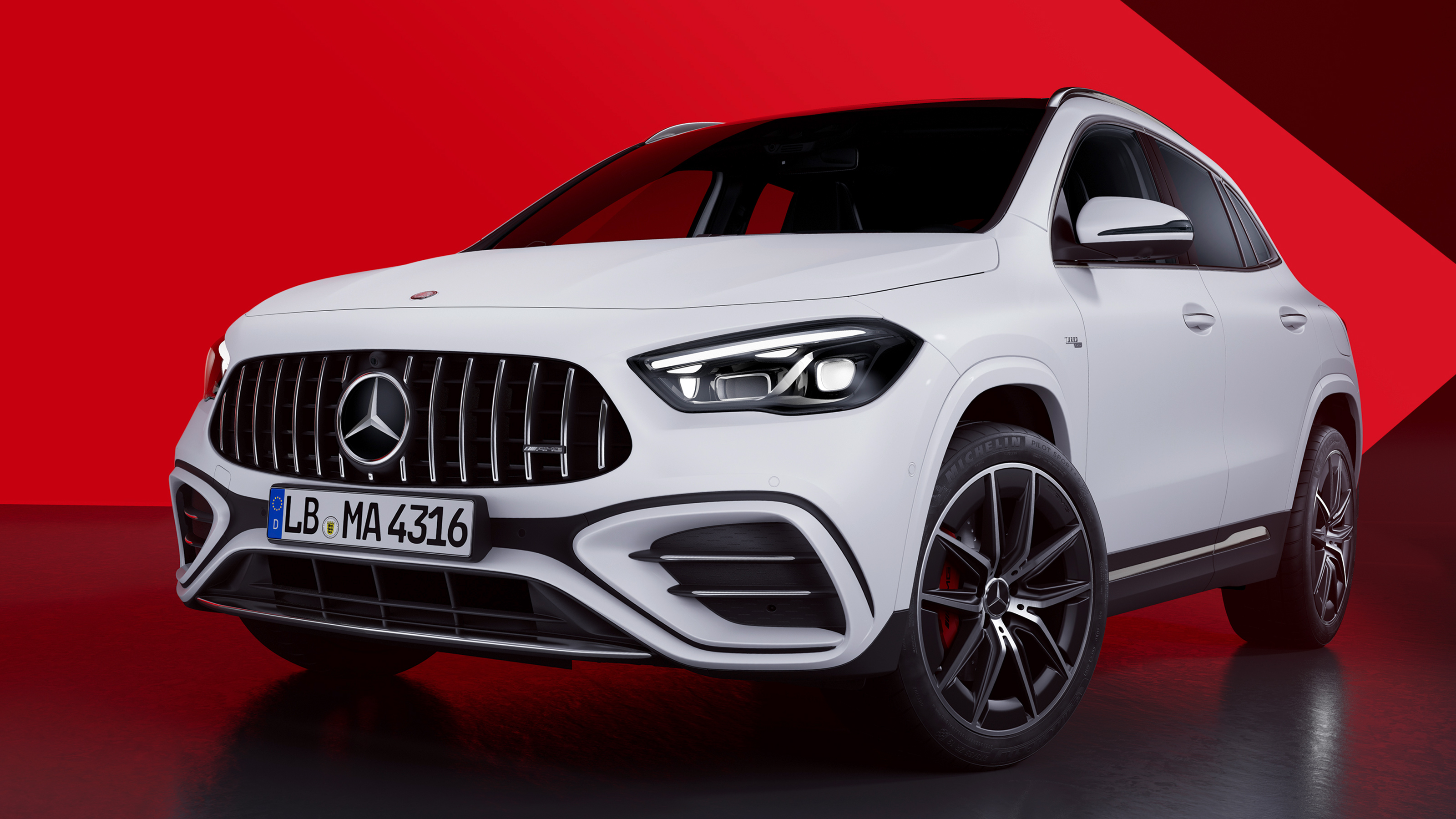 Mercedes-AMG GLA35 - front 