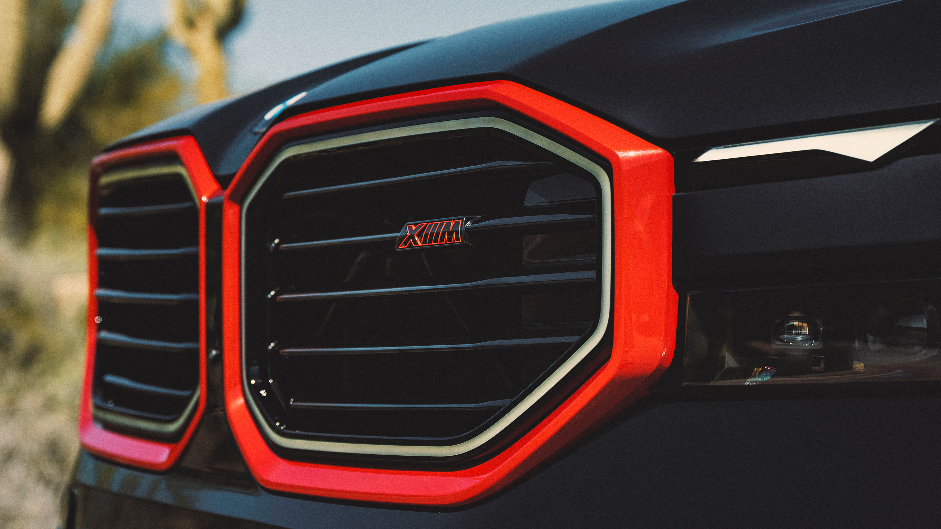 BMW XM Label Red – front grille