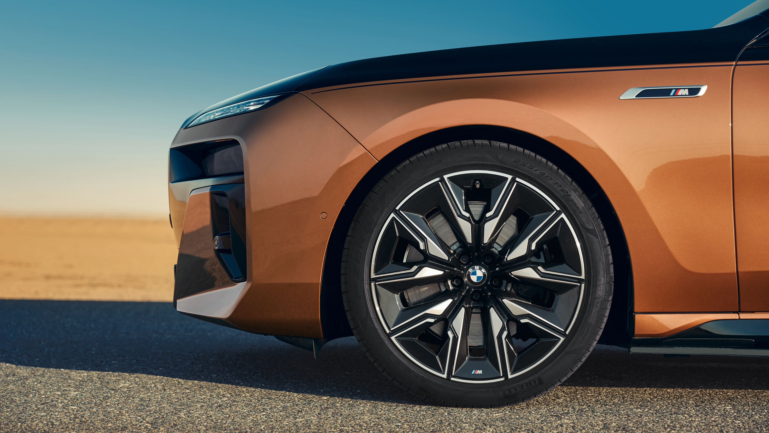 BMW i7 M70 - front wheel