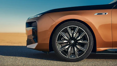 BMW i7 M70 - front wheel