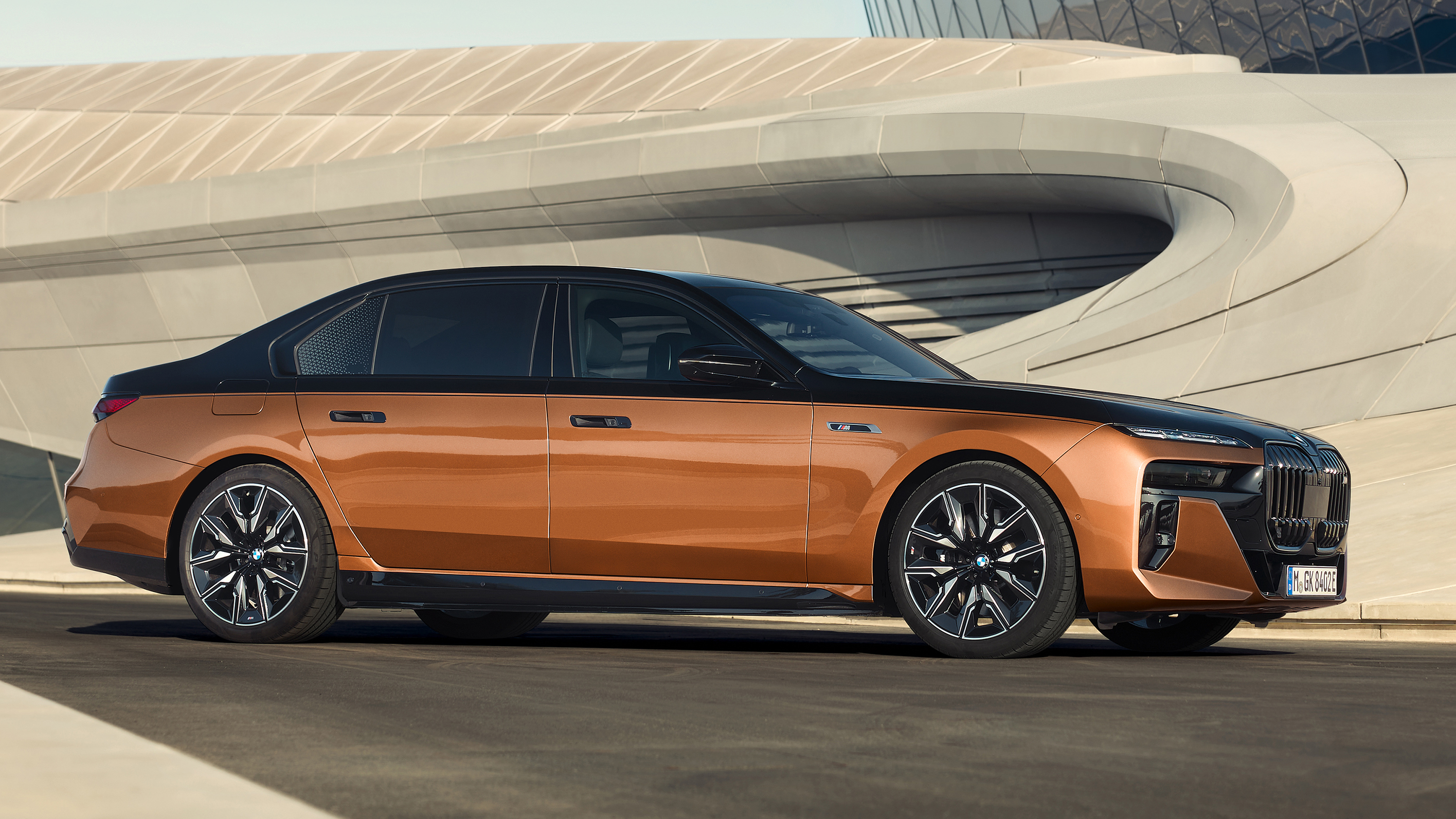 BMW i7 M70 - side