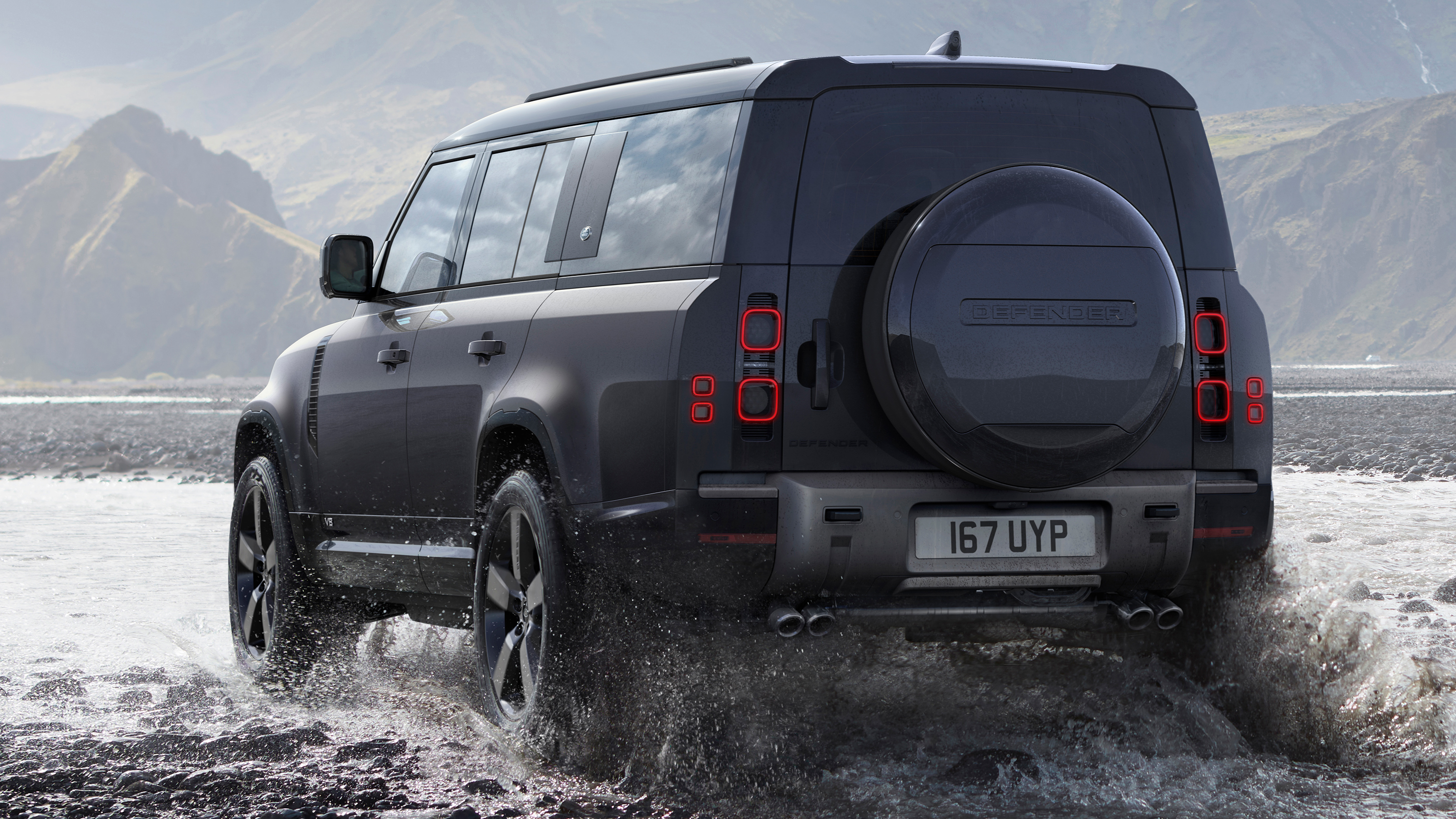 Land Rover Defender 130 V8 - rear