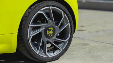Abarth 500e – front wheel