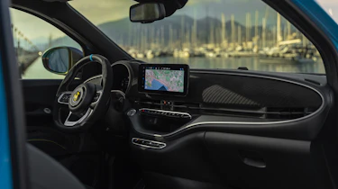 Abarth 500e – dashboard