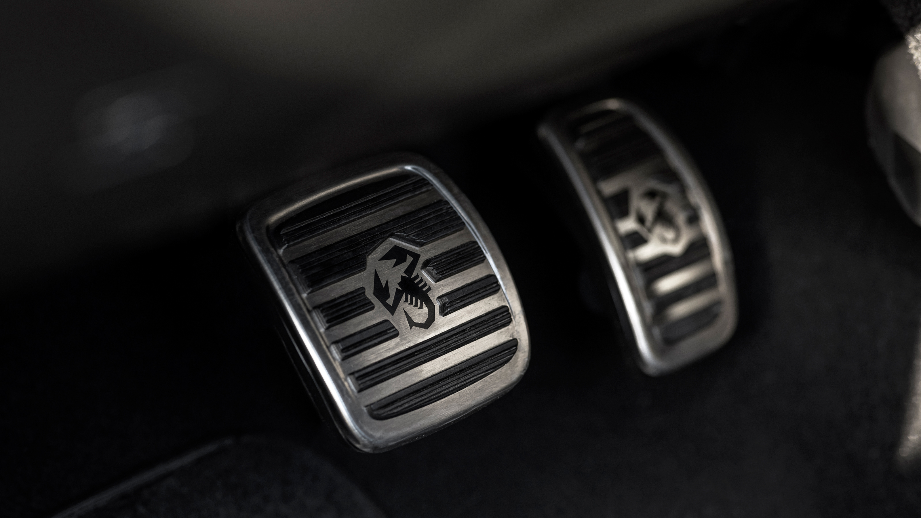 Abarth 500e – pedals