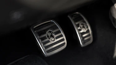 Abarth 500e – pedals