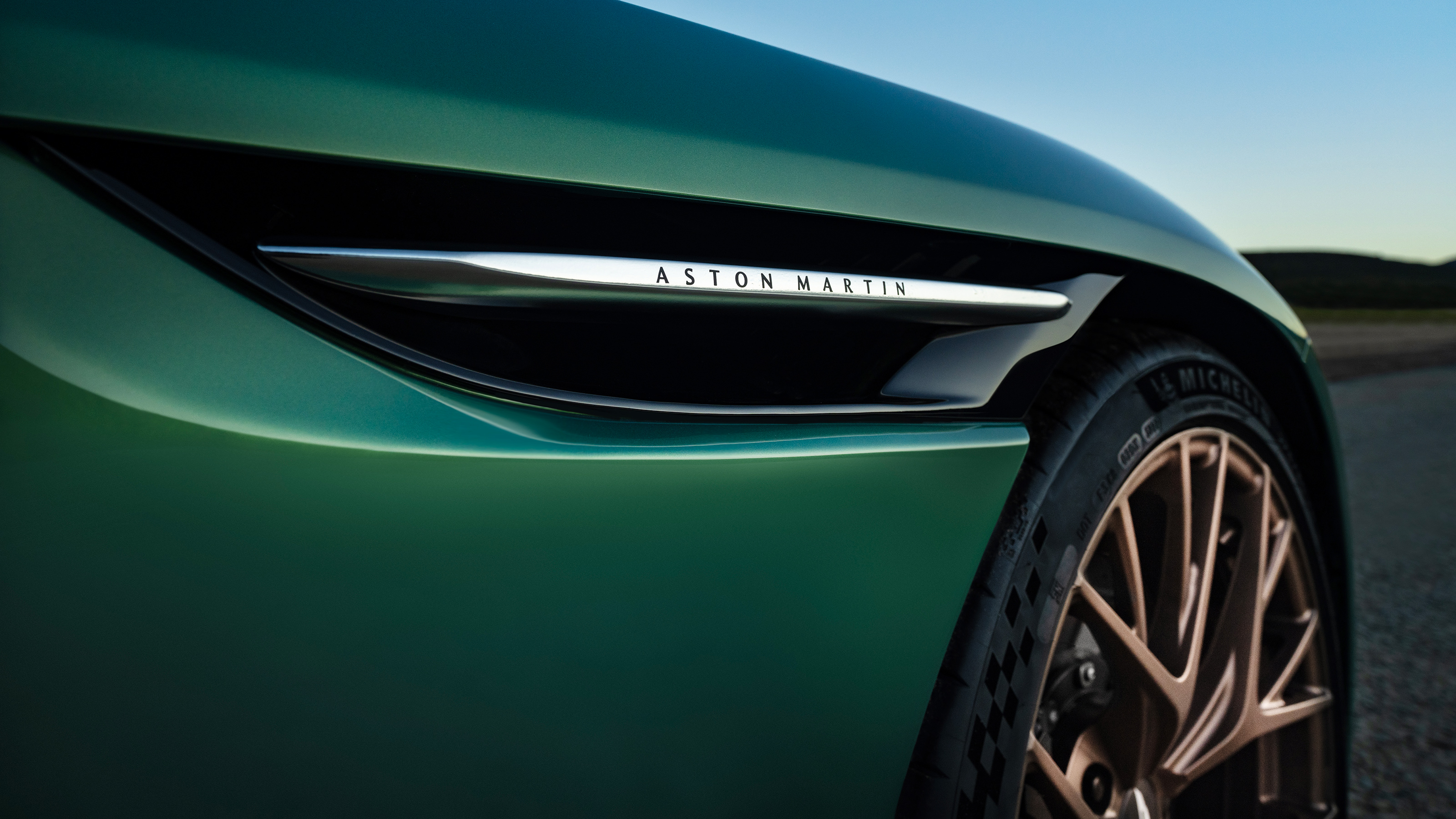 Aston Martin DB12 – side grille