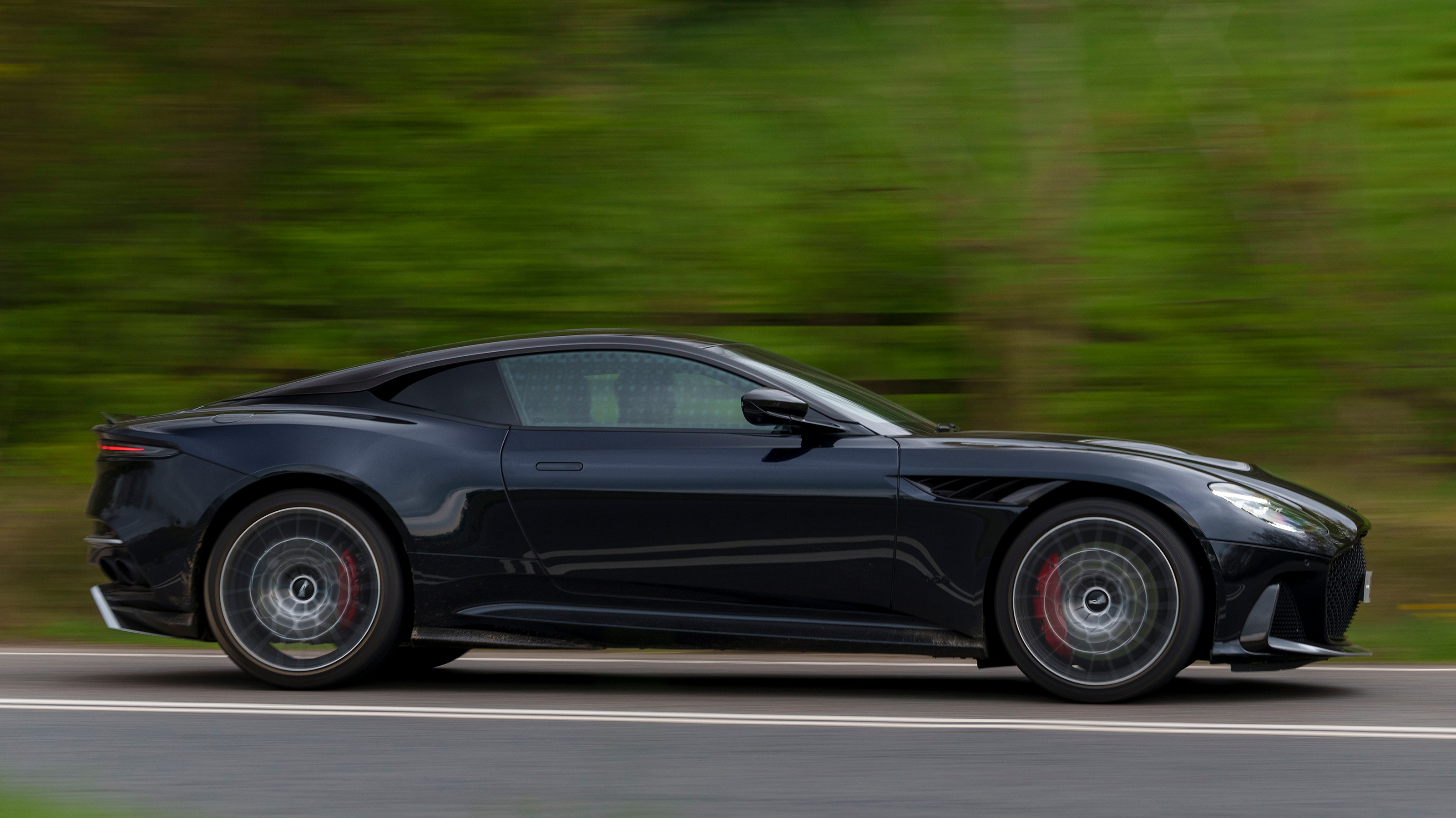 Aston Martin DBS 770 Ultimate – panning