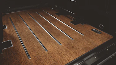 Land Rover Defender Islay Edition – wood veneer