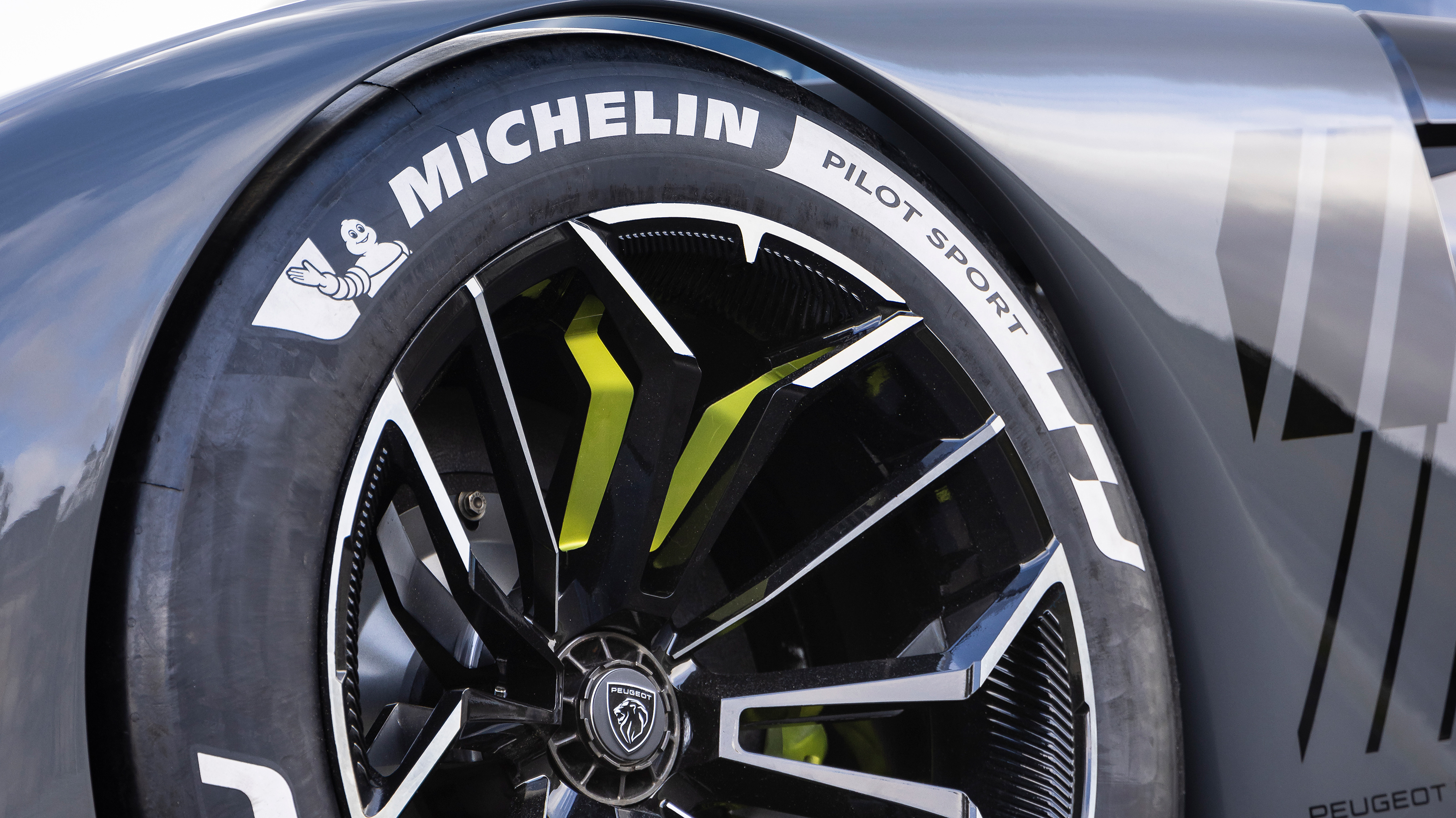 Peugeot 9X8 – tyre