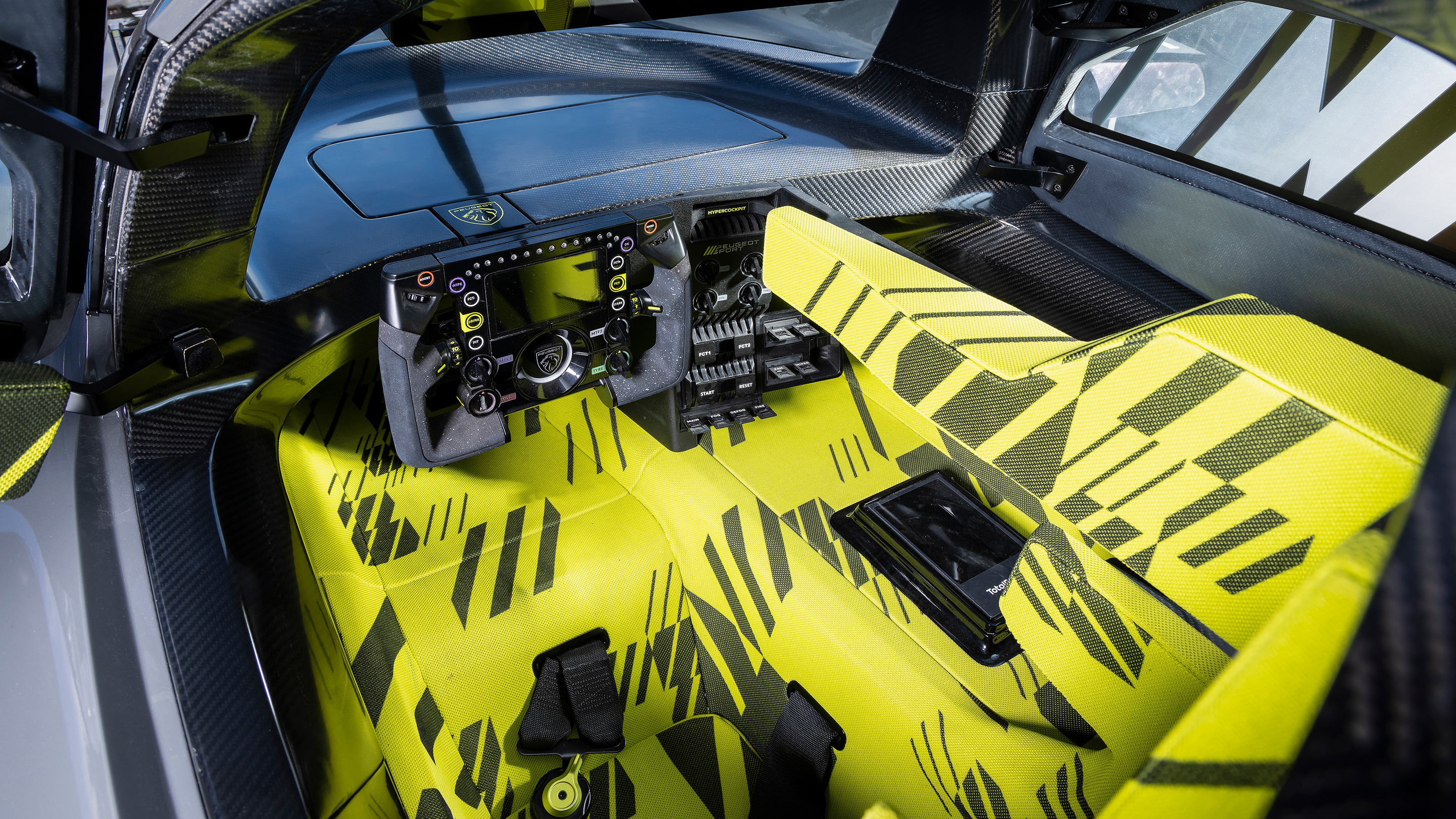 Peugeot 9X8 – interior