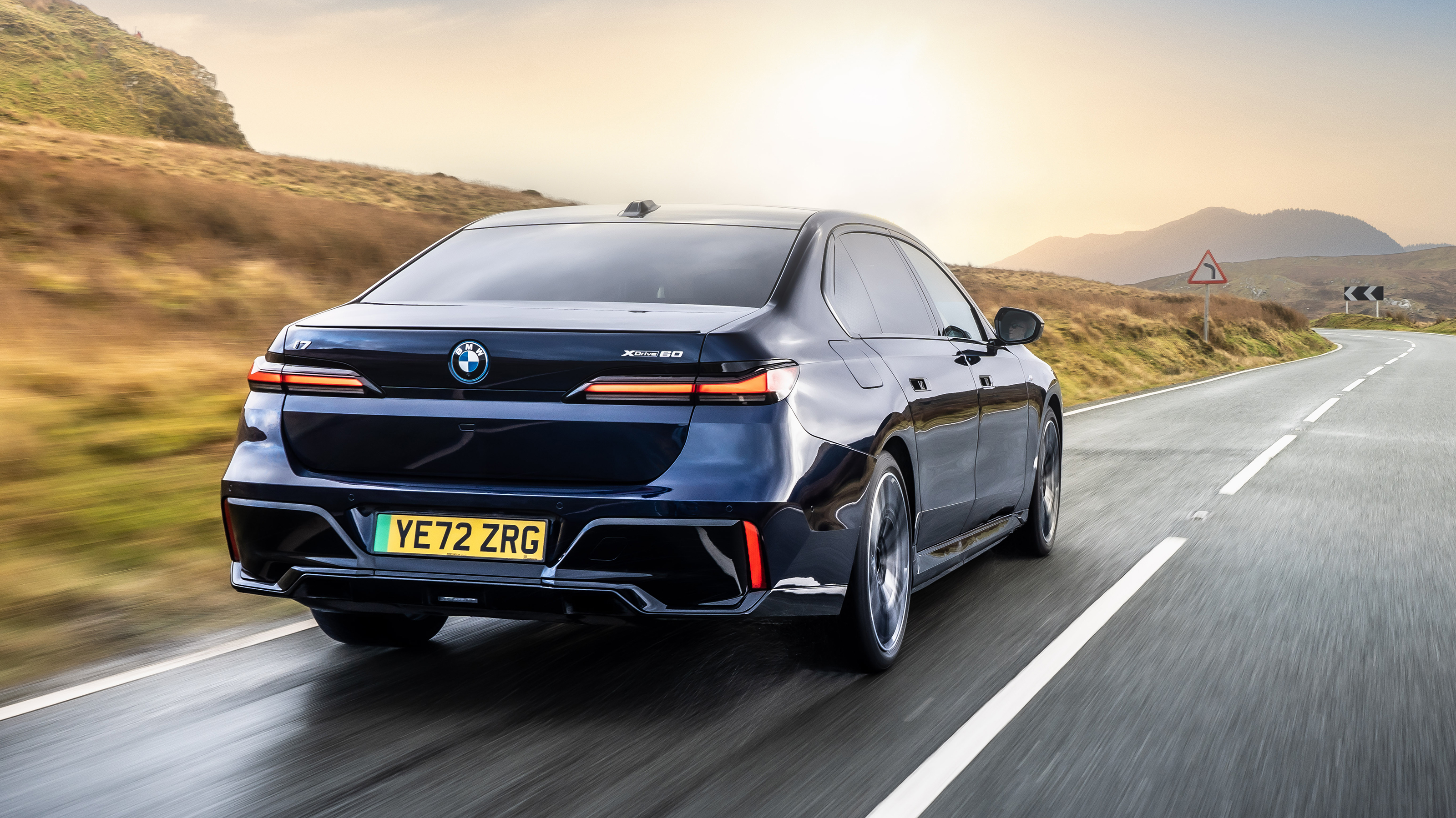 BMW i7 M60 XDrive rear tracking
