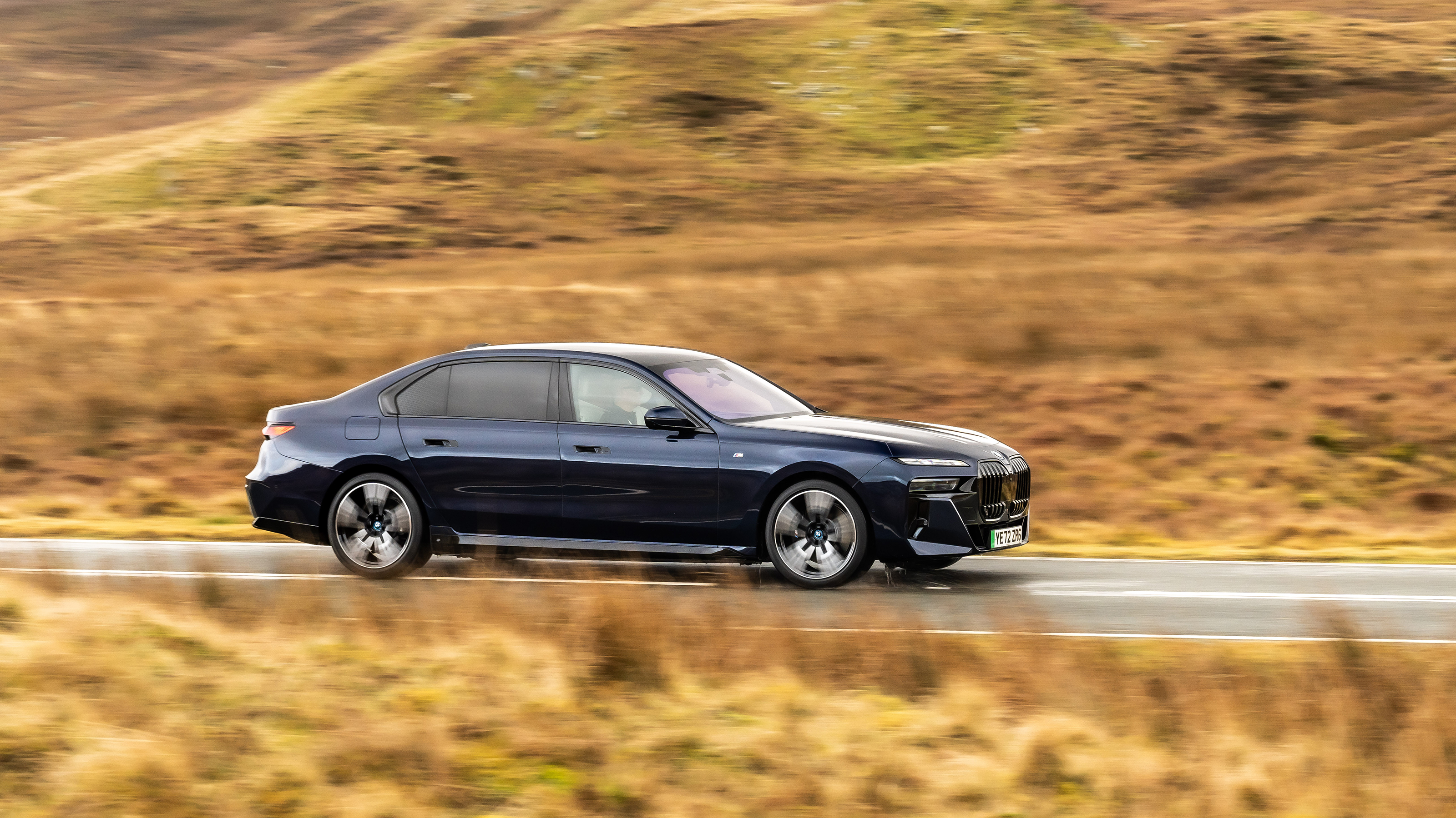 BMW i7 M60 XDrive panning