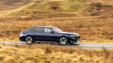 BMW i7 M60 XDrive panning