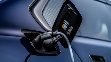 BMW i7 M60 XDrive charging