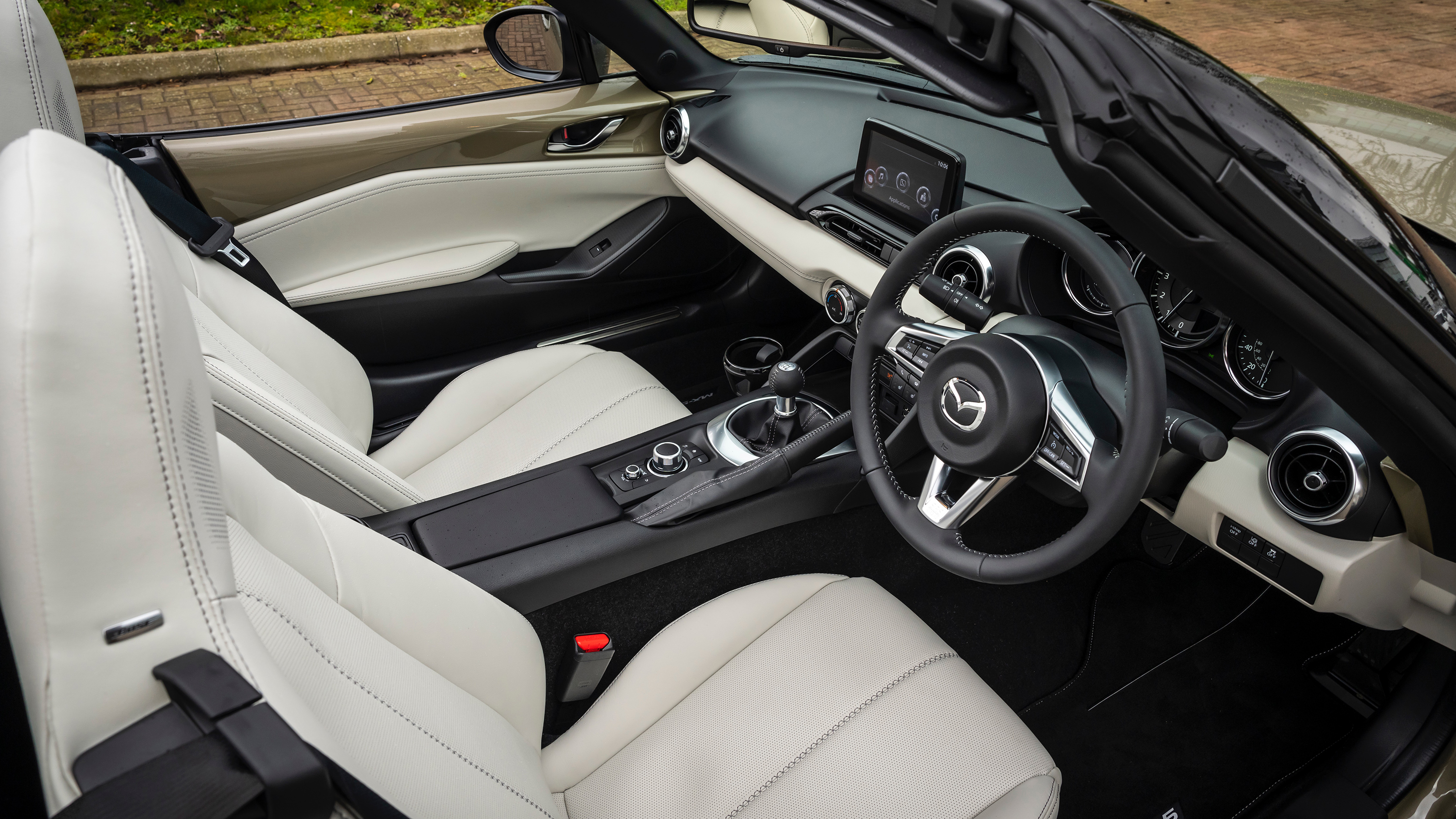 Mazda MX-5 Homura – interior