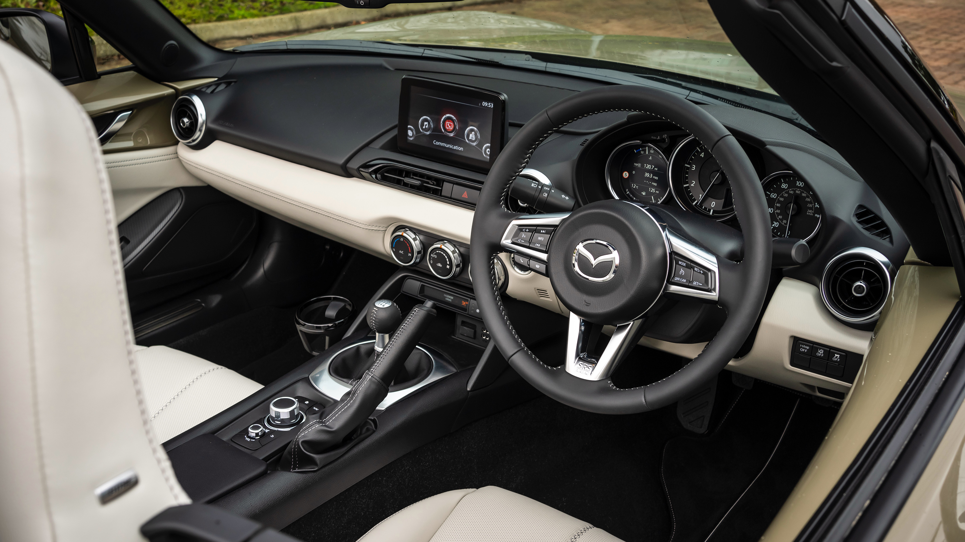 Mazda MX-5 Homura – interior