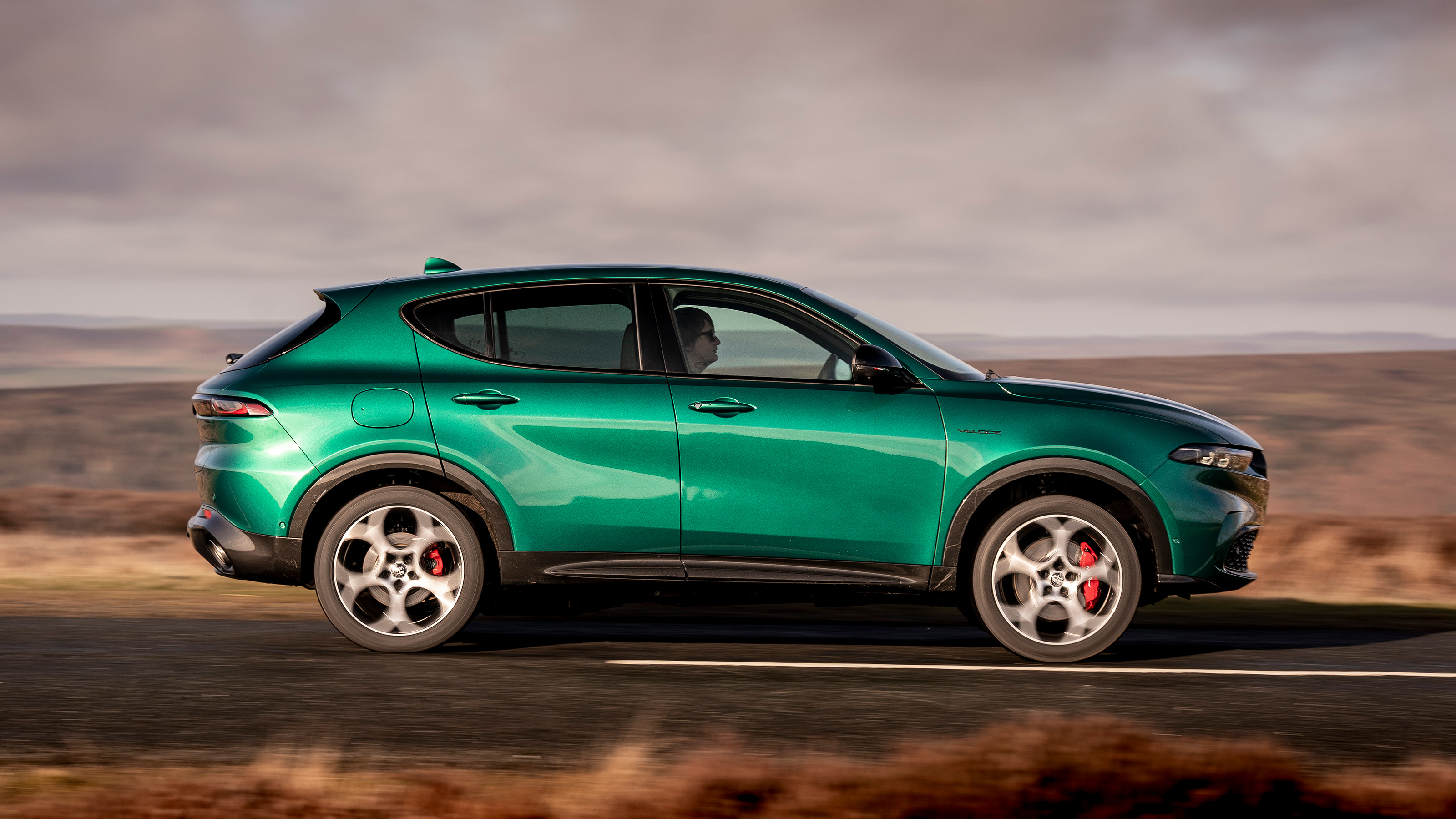 Alfa Romeo Tonale review – side