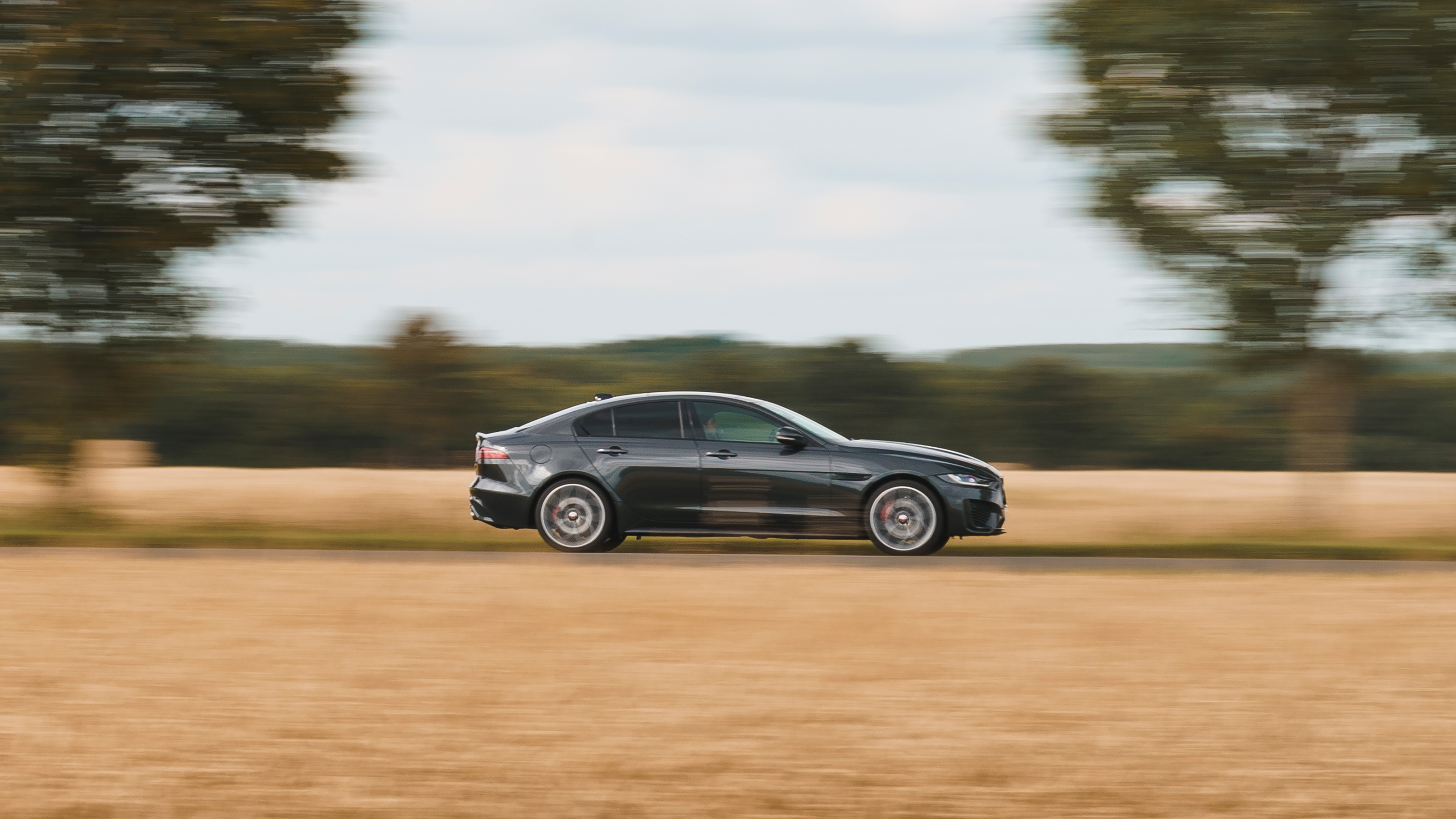 Jaguar XE 300 Sport AWD – side