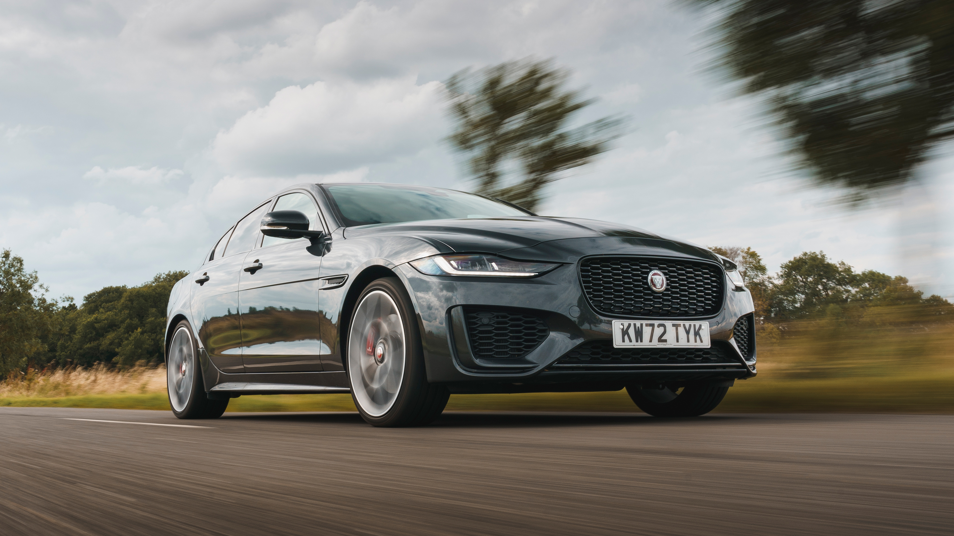 Jaguar XE 300 Sport AWD – front