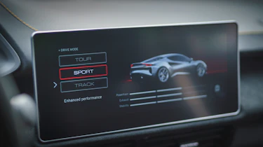 Lotus Emira – touchscreen