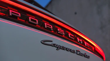 New Porsche Cayenne Turbo E-Hybrid – light bar