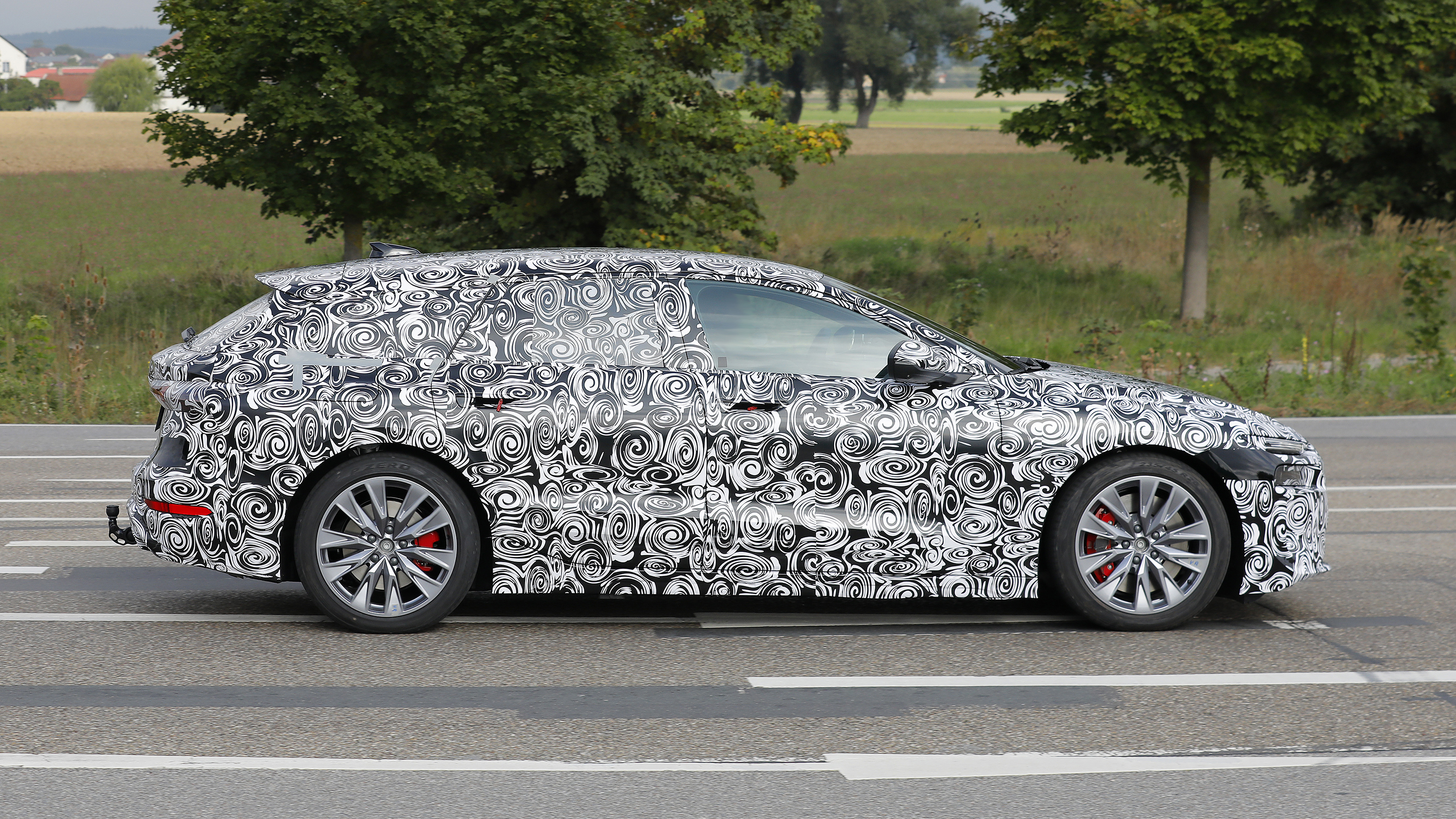 Audi A6 Avant e-tron – side