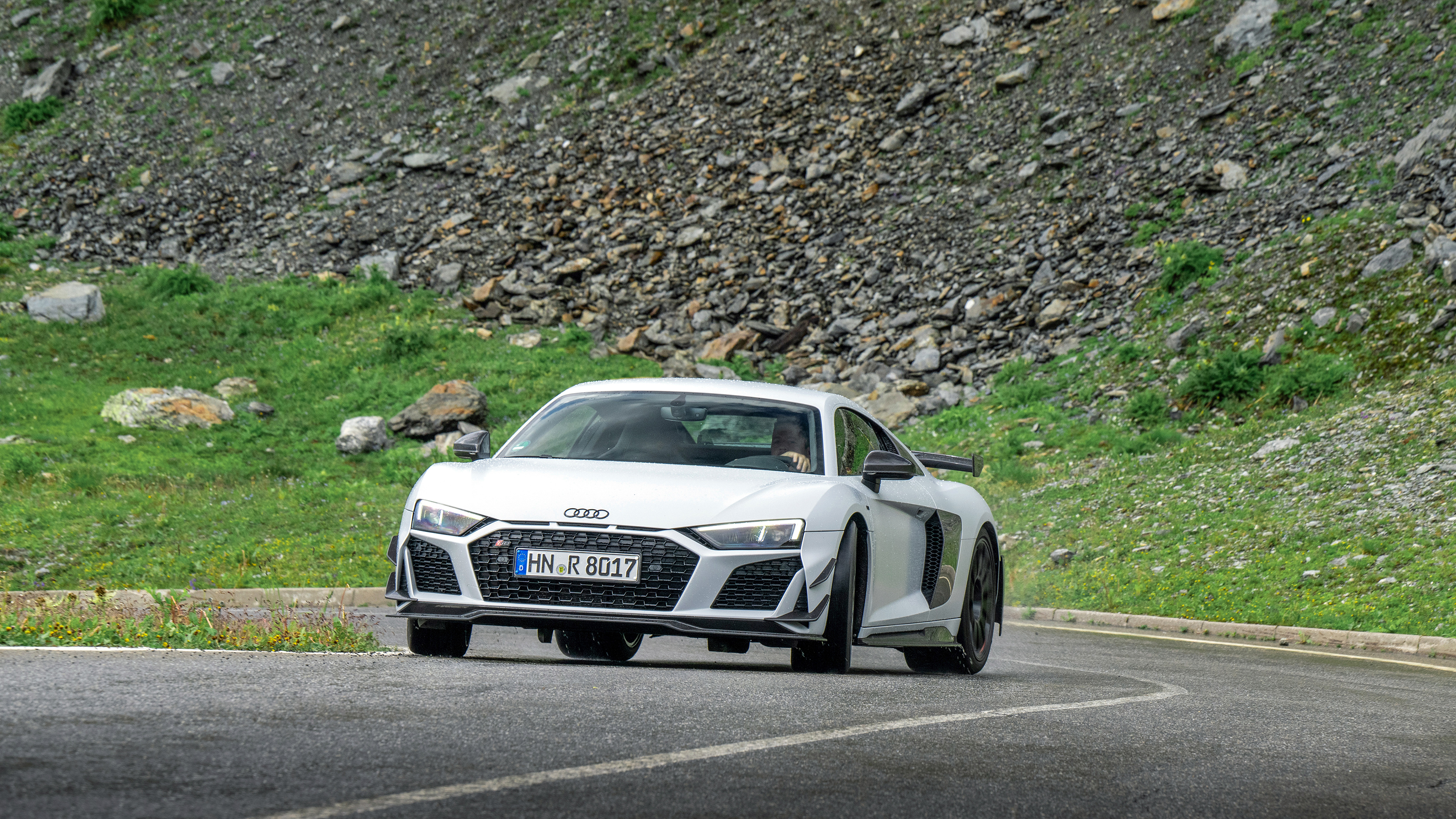 Audi R8 v Lamborghini Huracan – drift