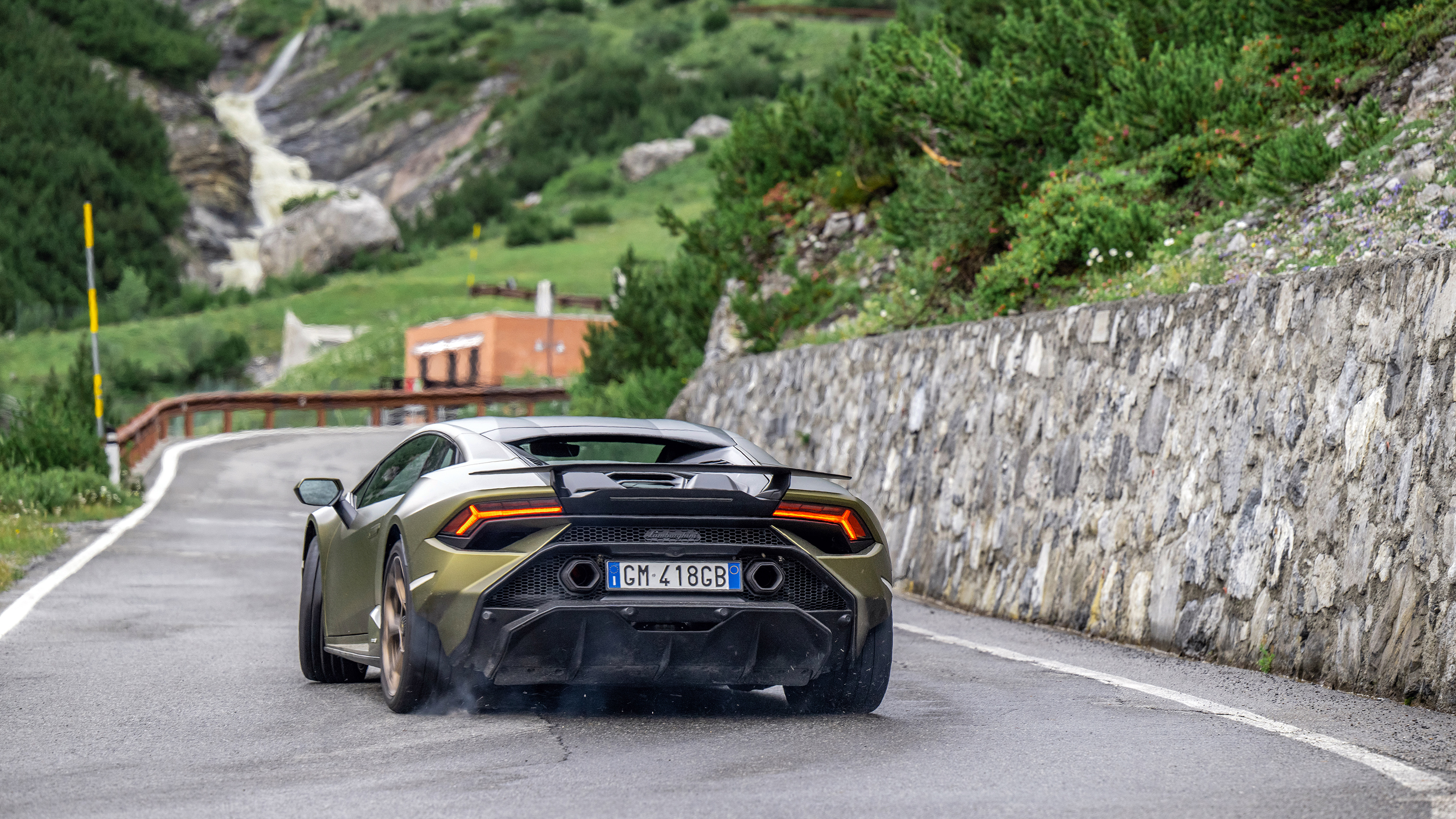 Audi R8 v Lamborghini Huracan – drift