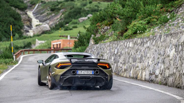 Audi R8 v Lamborghini Huracan – drift