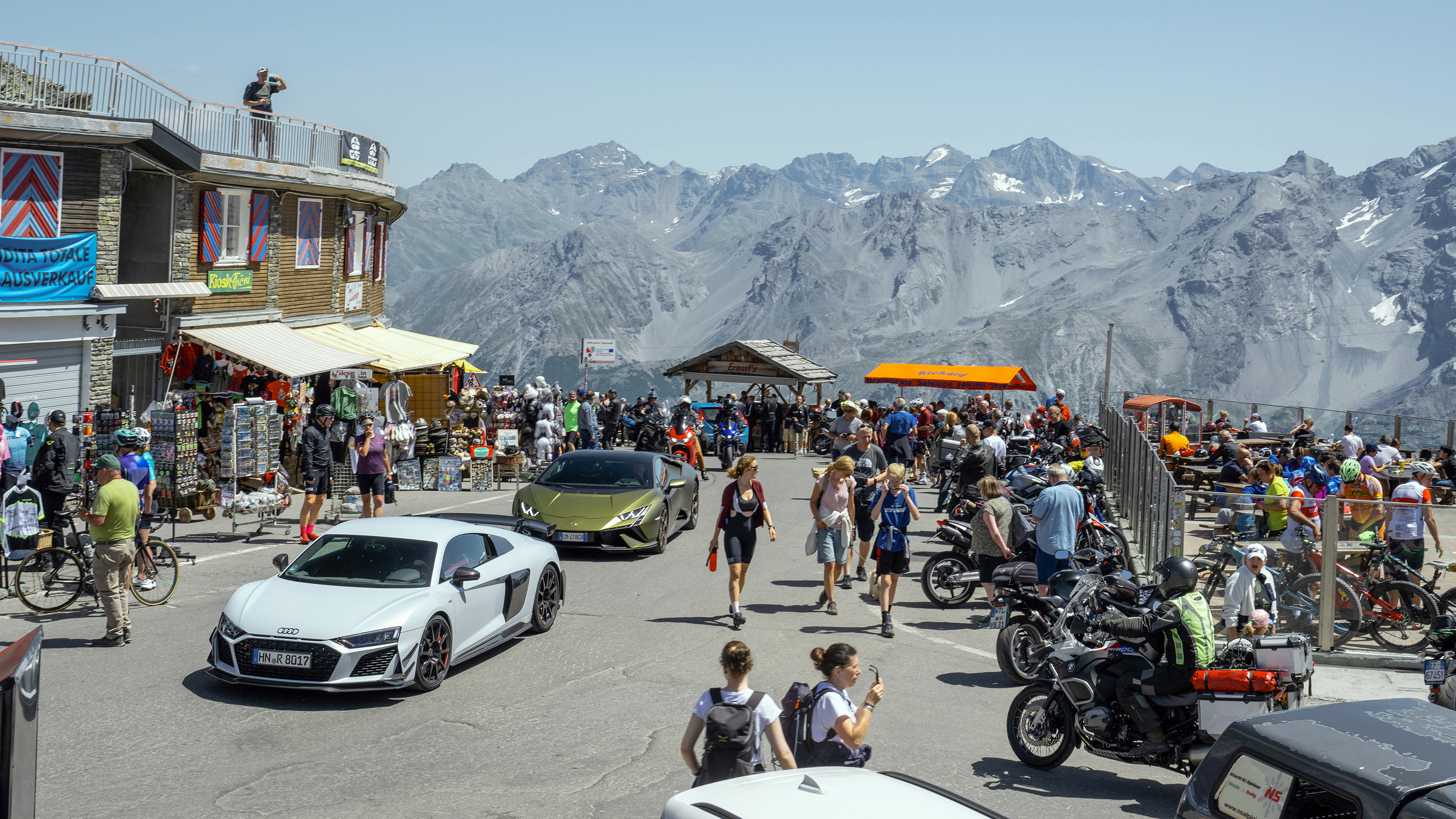Audi R8 v Lamborghini Huracan – town