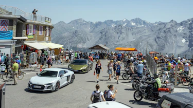 Audi R8 v Lamborghini Huracan – town