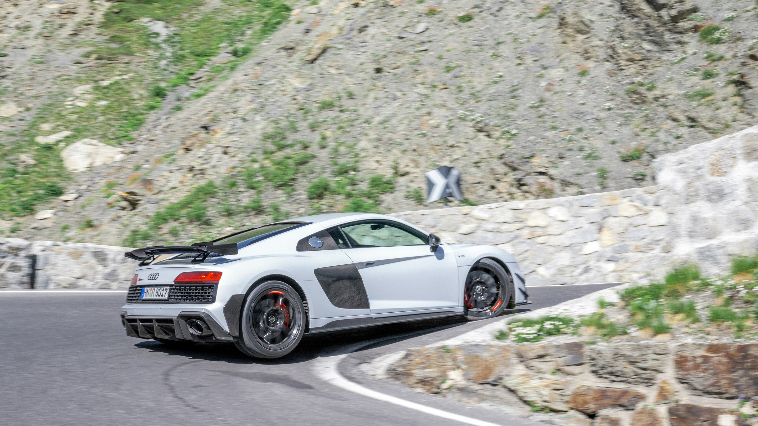 Audi R8 v Lamborghini Huracan – hairpin