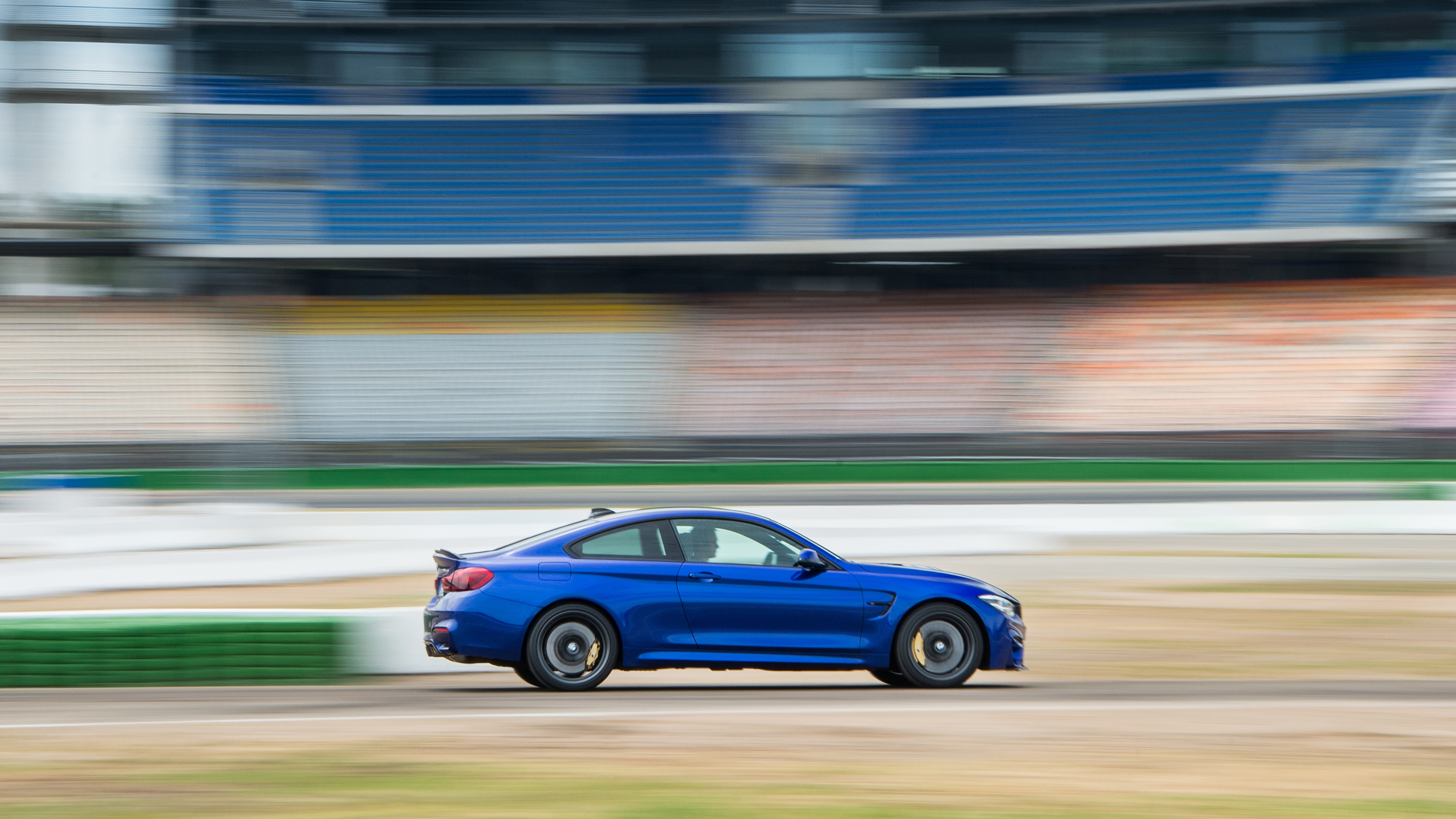 BMW M4 CS – side