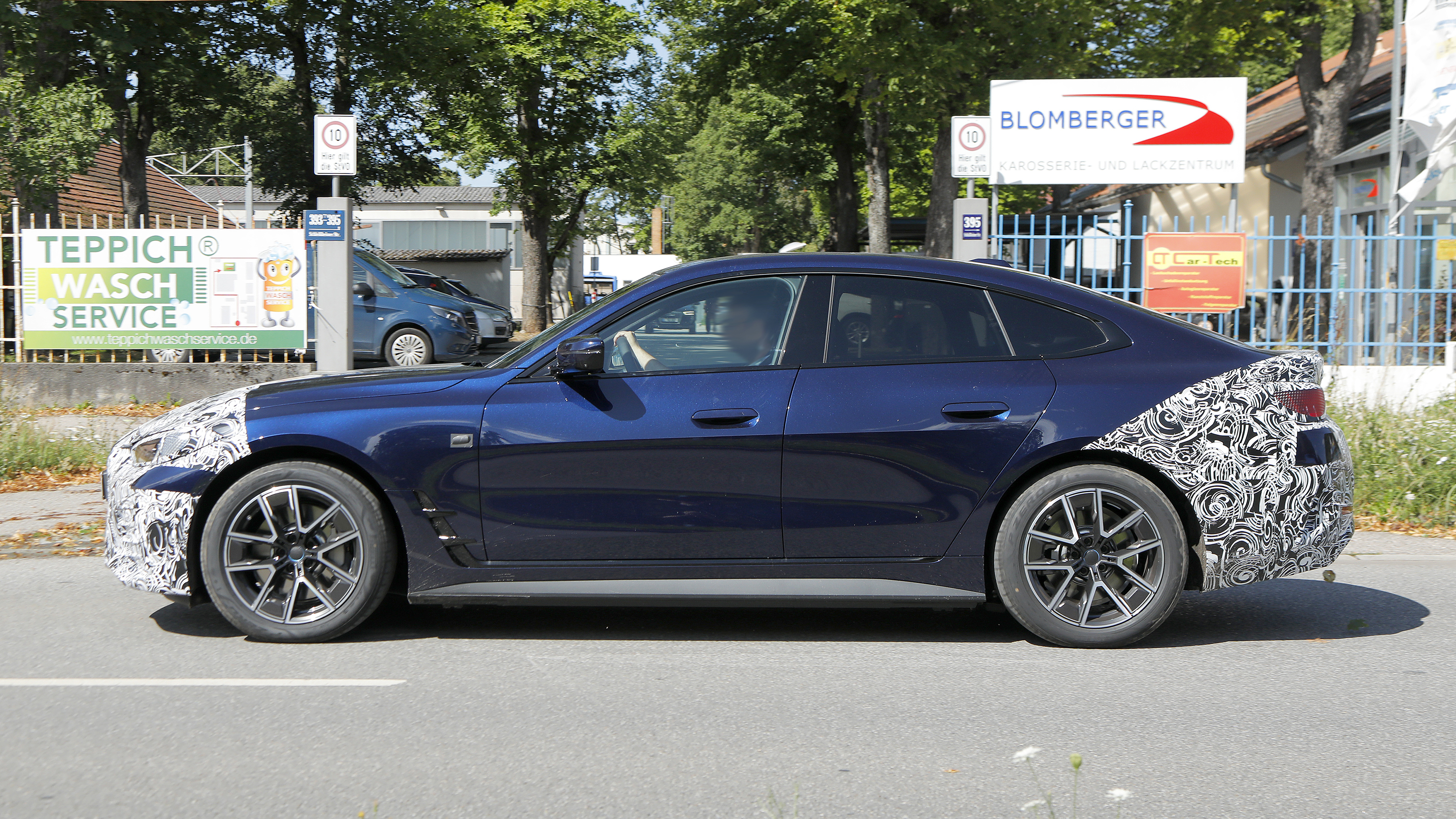 BMW i4 – side