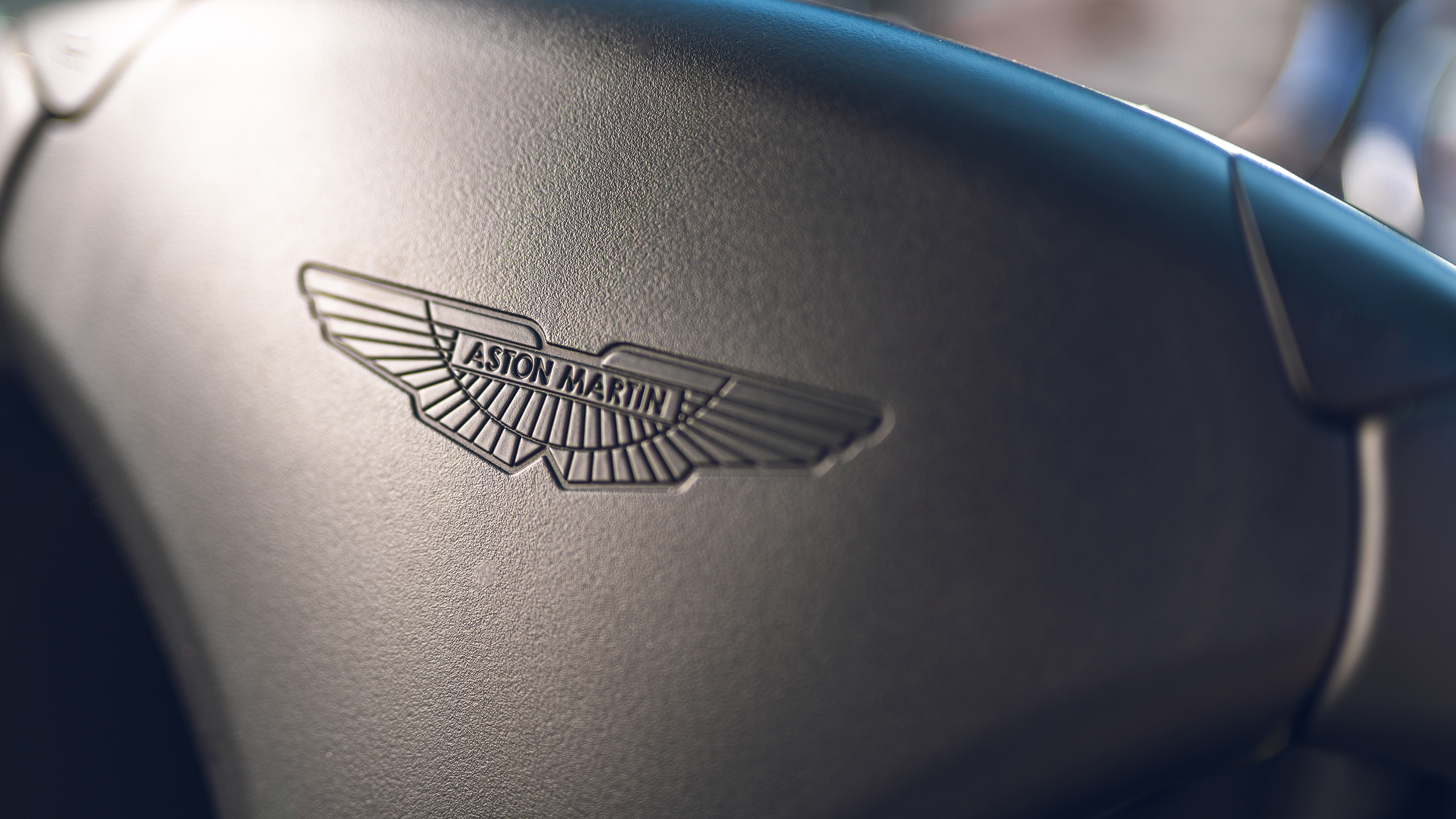 Aston Martin Vanquish – badge