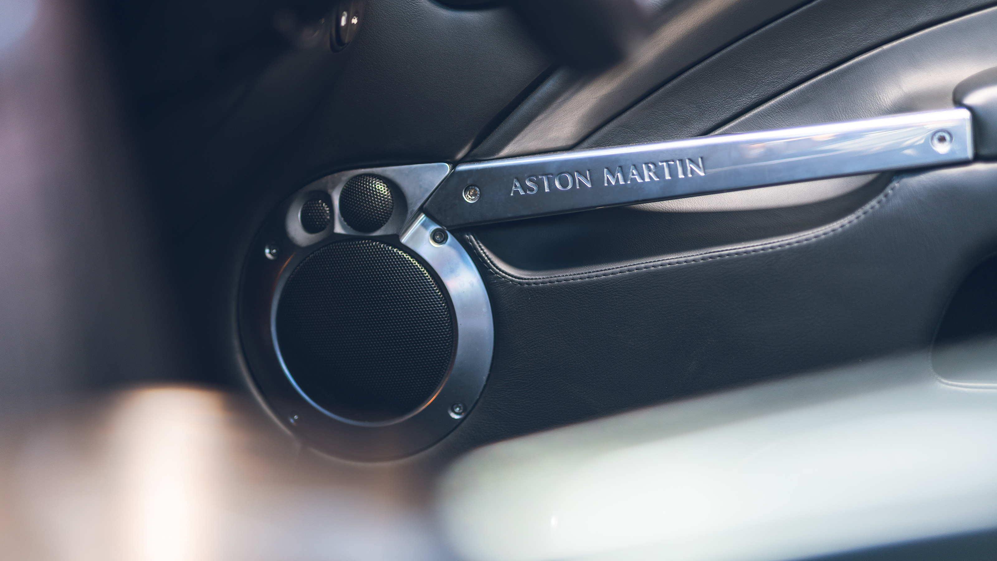 Aston Martin Vanquish – door panel