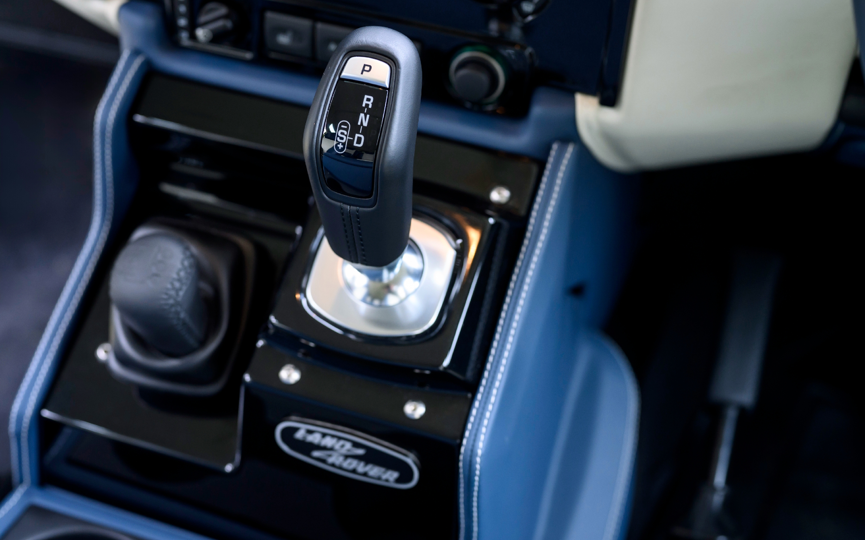 Classic Defender V8 details