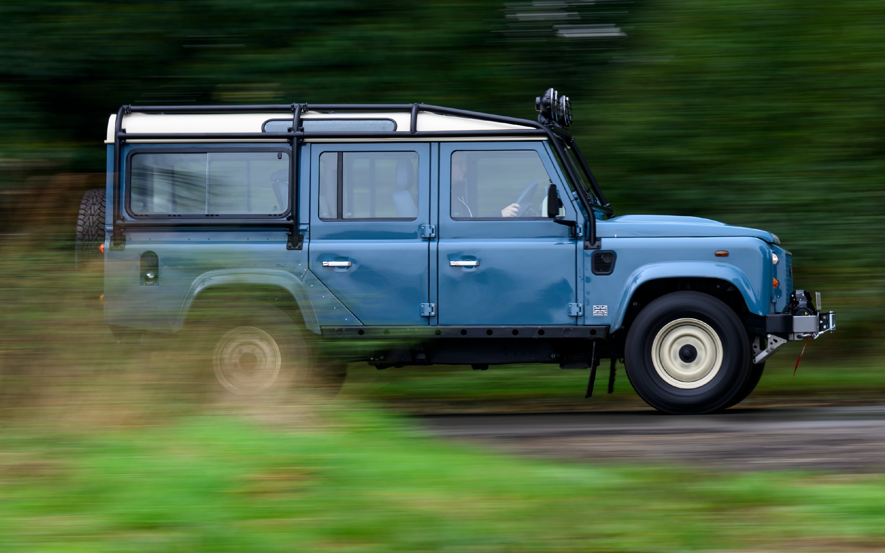 Classic Defender V8 side