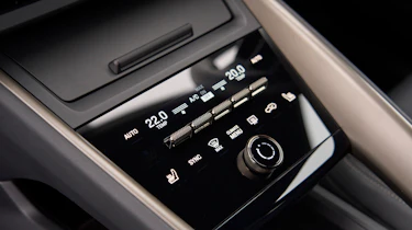Porsche Macan Electric – centre console