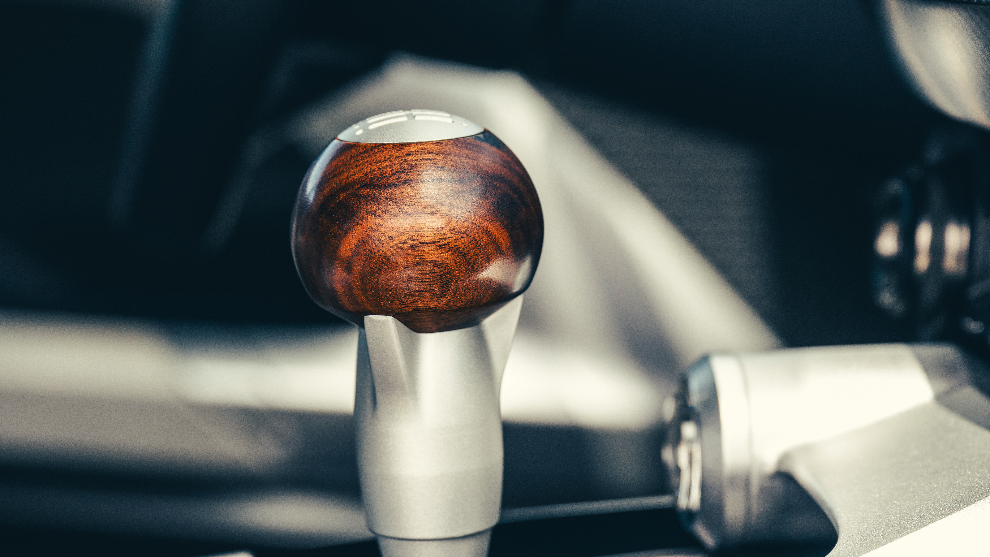 Aston Martin Valour – gear lever