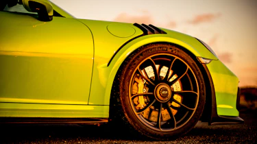 Porsche 911 GT3 RS (991.2) v Mercedes-AMG GT R Pro
