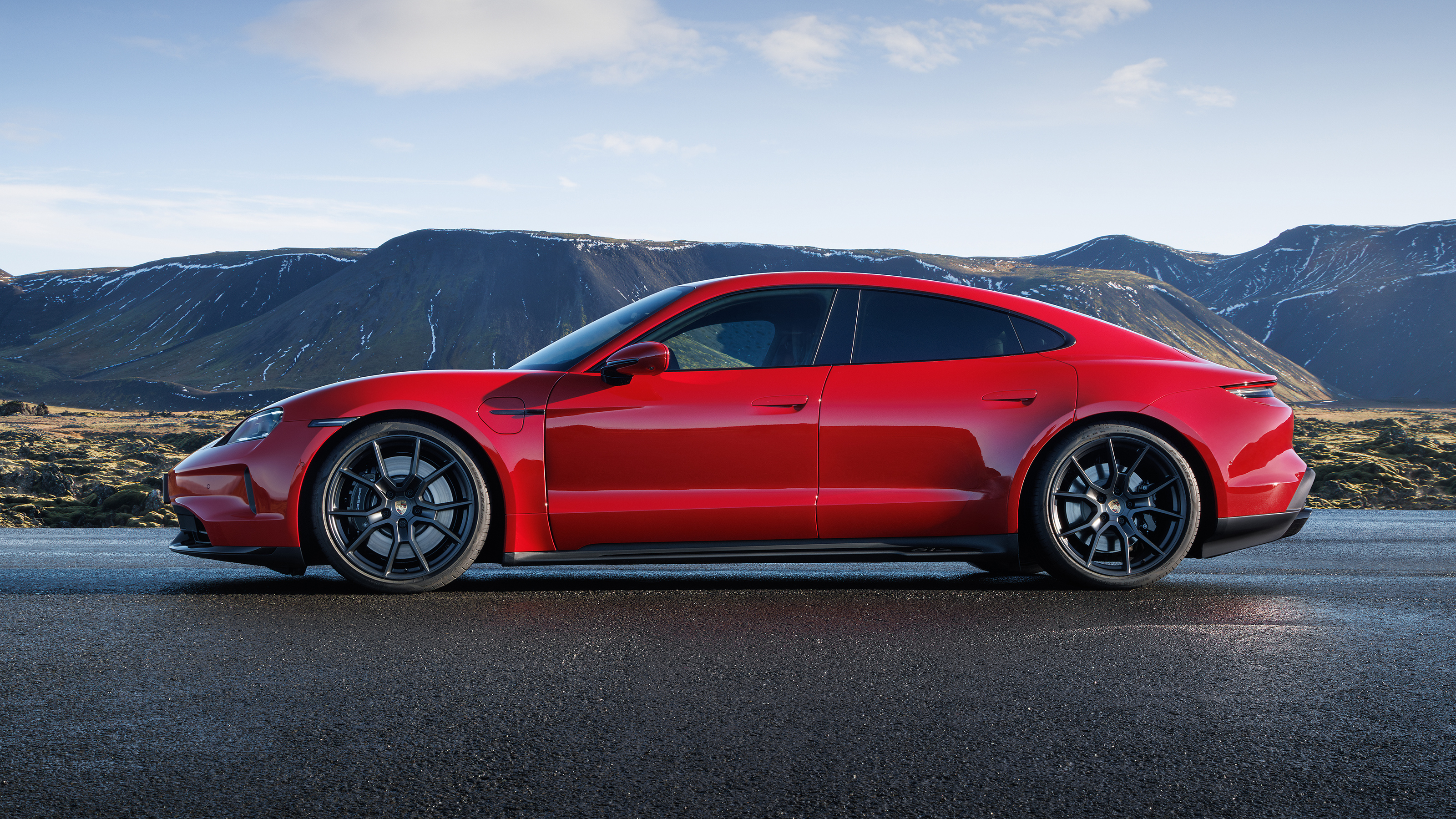 Porsche Taycan GTS – side