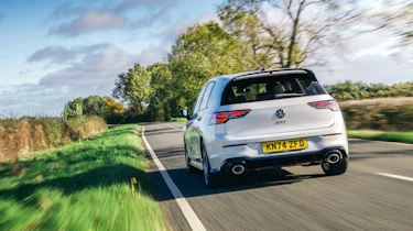 Volkswagen Golf GTI v Golf R