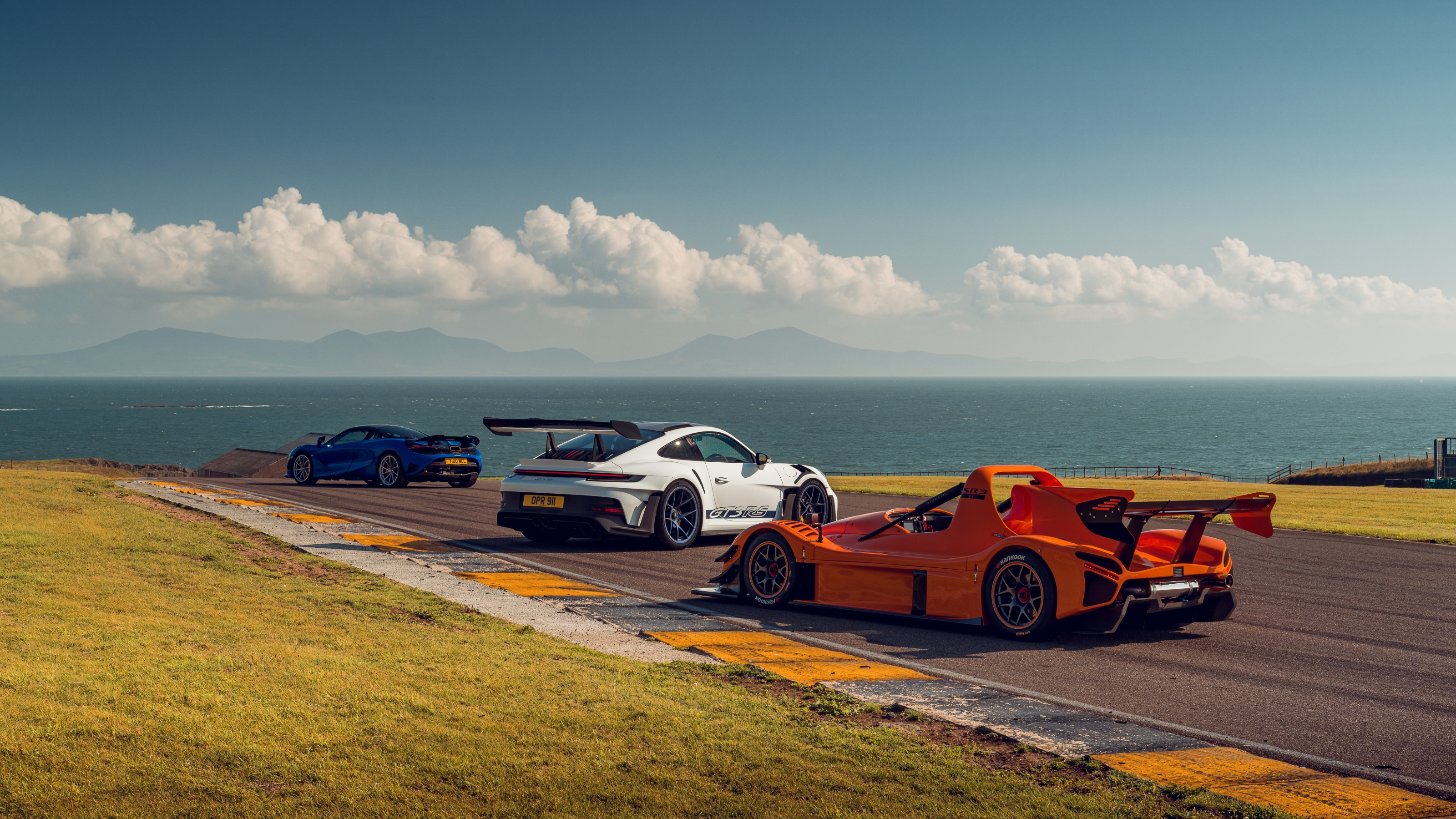 McLaren 750S vs Porsche GT3 RS vs Radical
