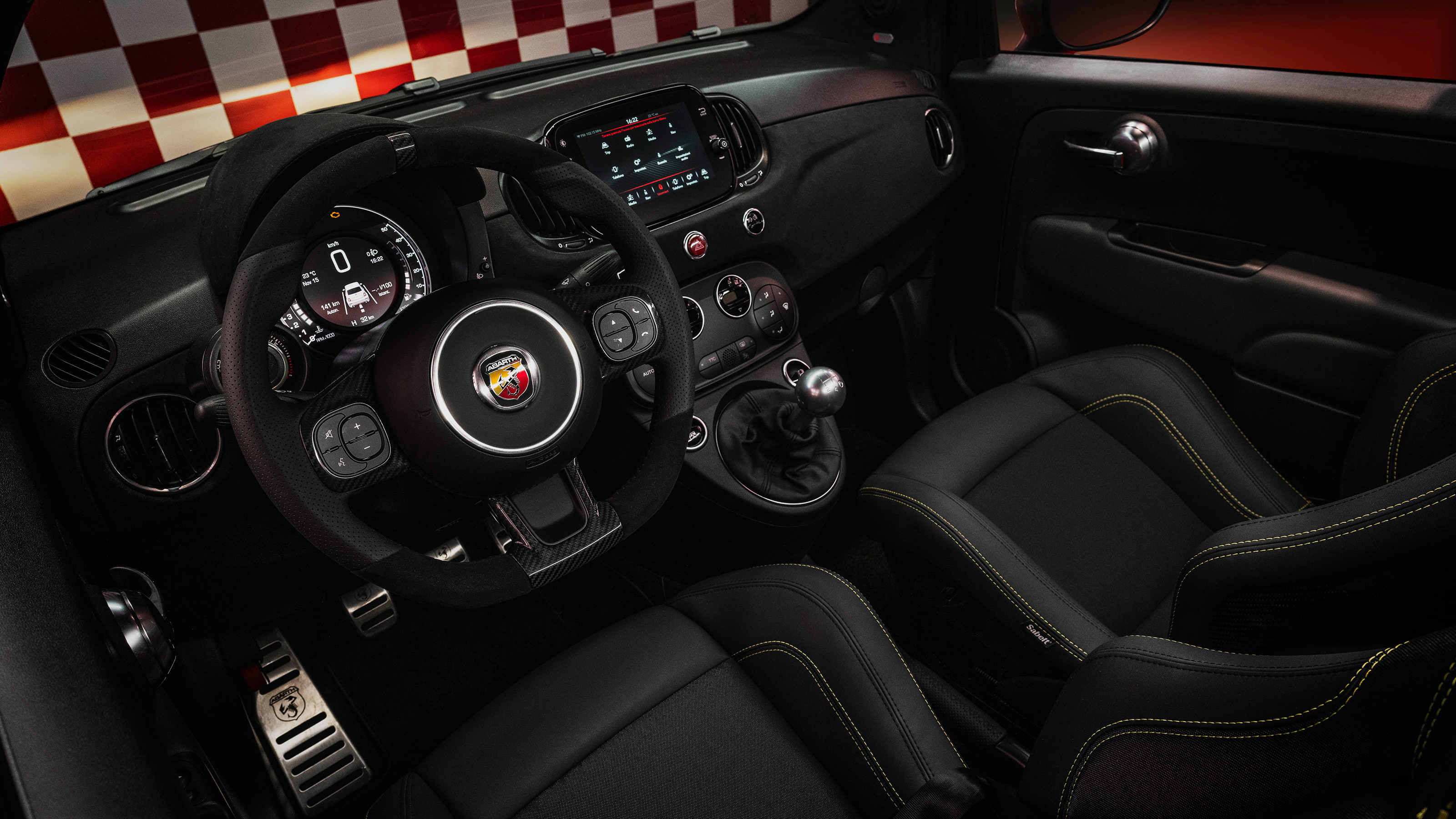 Abarth 695 75 Anniversario – interior