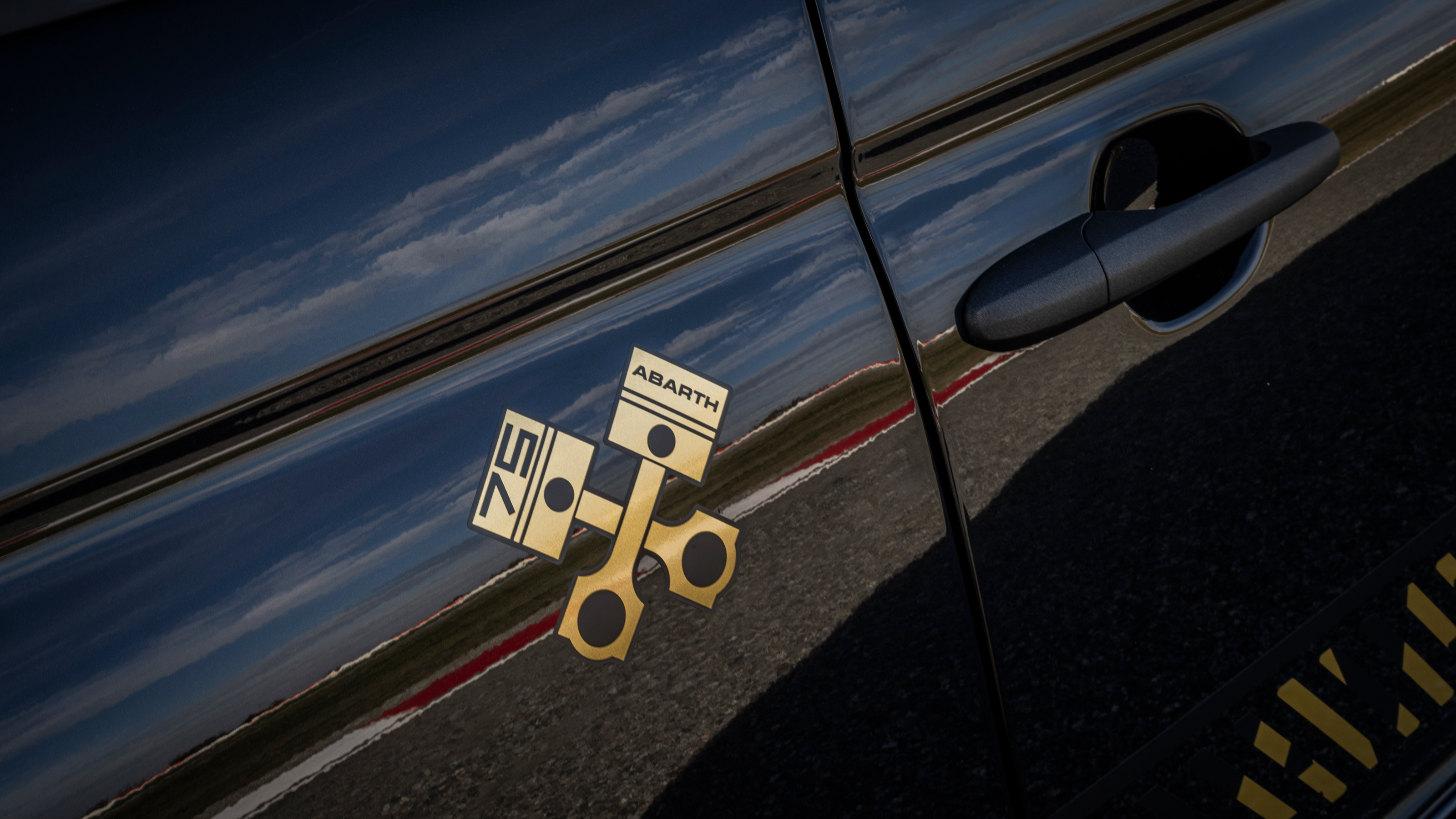 Abarth 695 75 Anniversario – badge